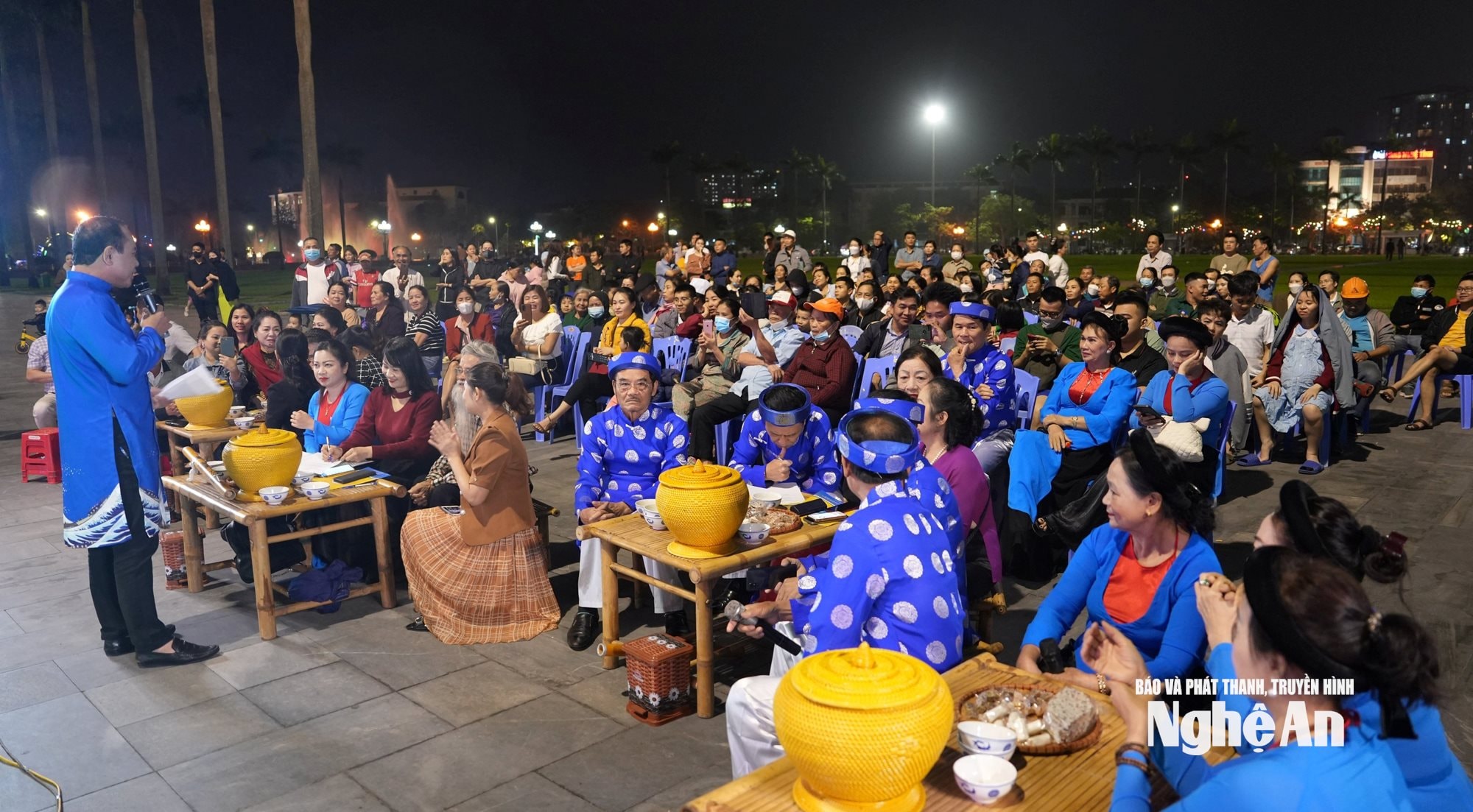 Các nghệ nhân và người dân tham gia không gian diễn xướng dân ca ví, giặm tại Quảng trường Hồ Chí Minh. Ảnh PV