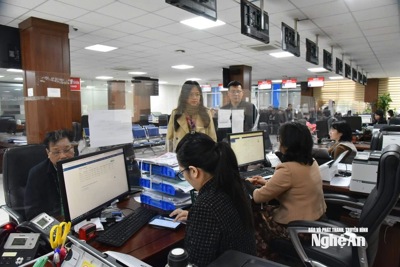 Cán bộ Trung tâm Phục vụ hành chính công tỉnh hướng dẫn người dân cài đặt sử dụng hình thức giải quyết thủ tục hành chính qua dịch vụ công trực tuyến
