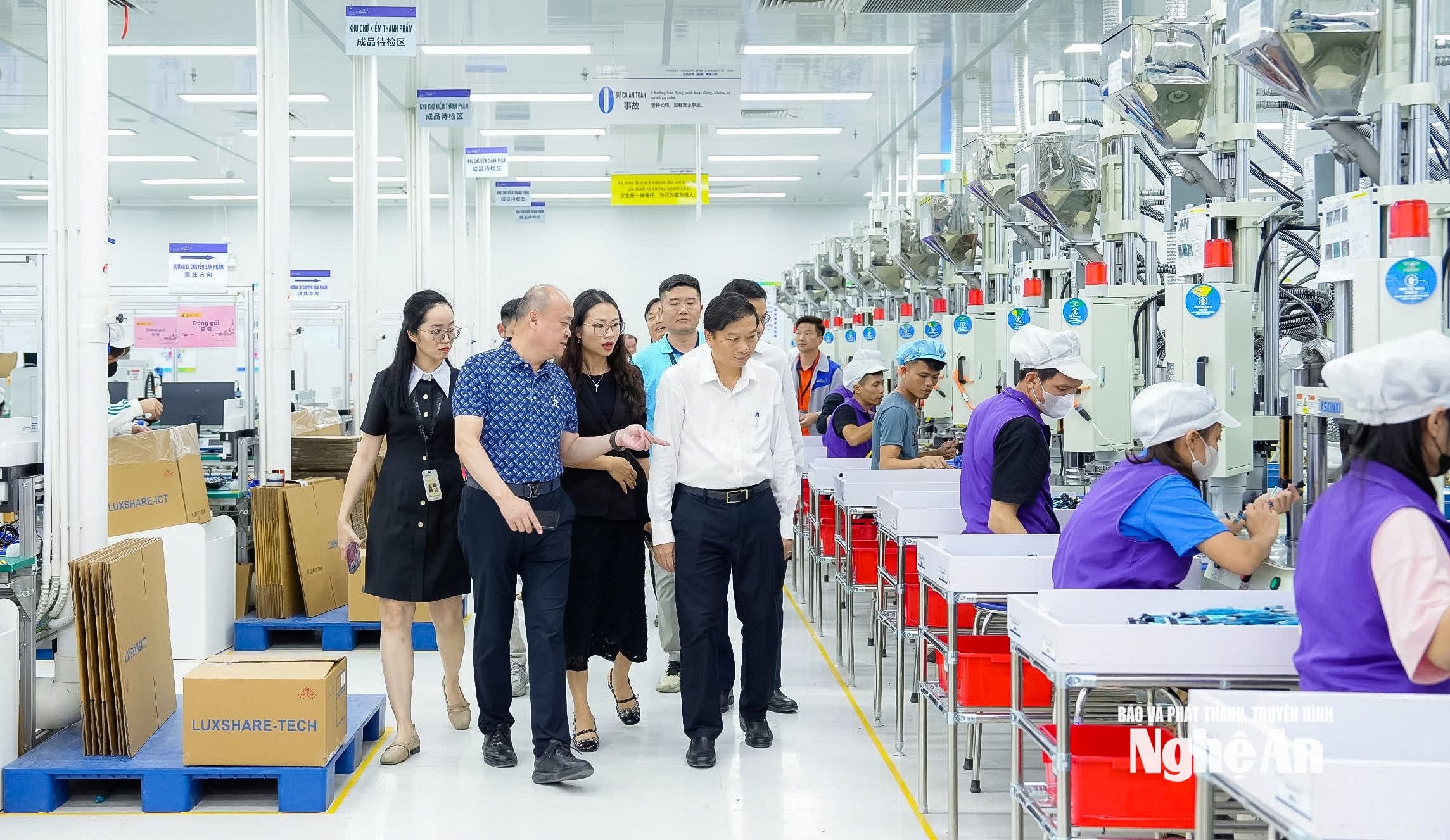 Chủ tịch UBND tỉnh Lê Hồng Vinh thăm dây chuyền sản xuất tại nhà máy của Tập đoàn Luxshare - ICT. Ảnh Thành Duy