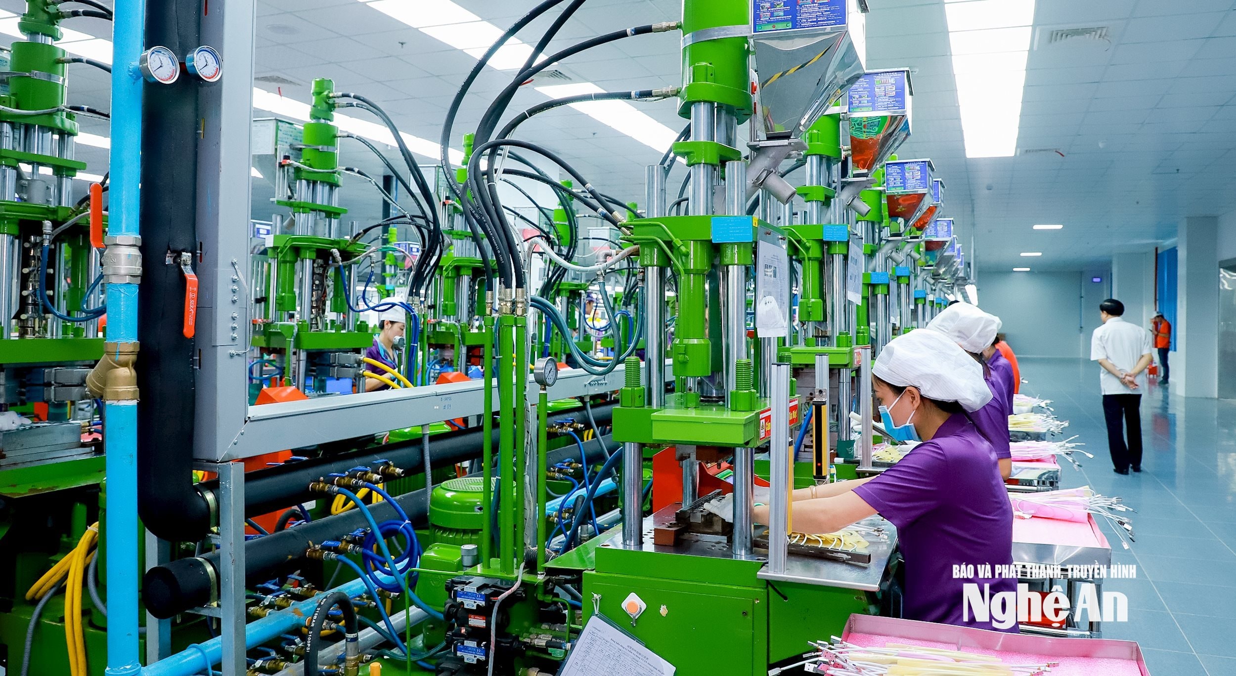 Công nhân làm việc tại một doanh nghiệp FDI ở KCN VSIP. Ảnh Thành Duy