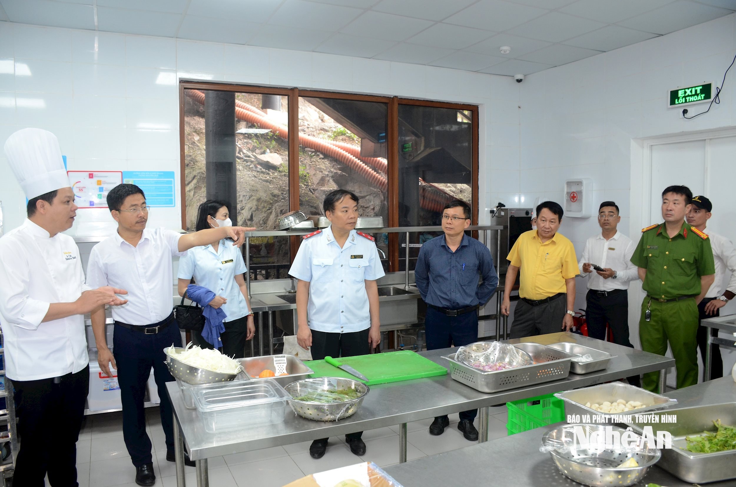 Đoàn kiểm tra liên ngành tỉnh Nghệ An kiểm tra an toàn thực phẩm tại Tổ hợp giải trí VinWonders Cửa Hội. Ảnh Thành Chung