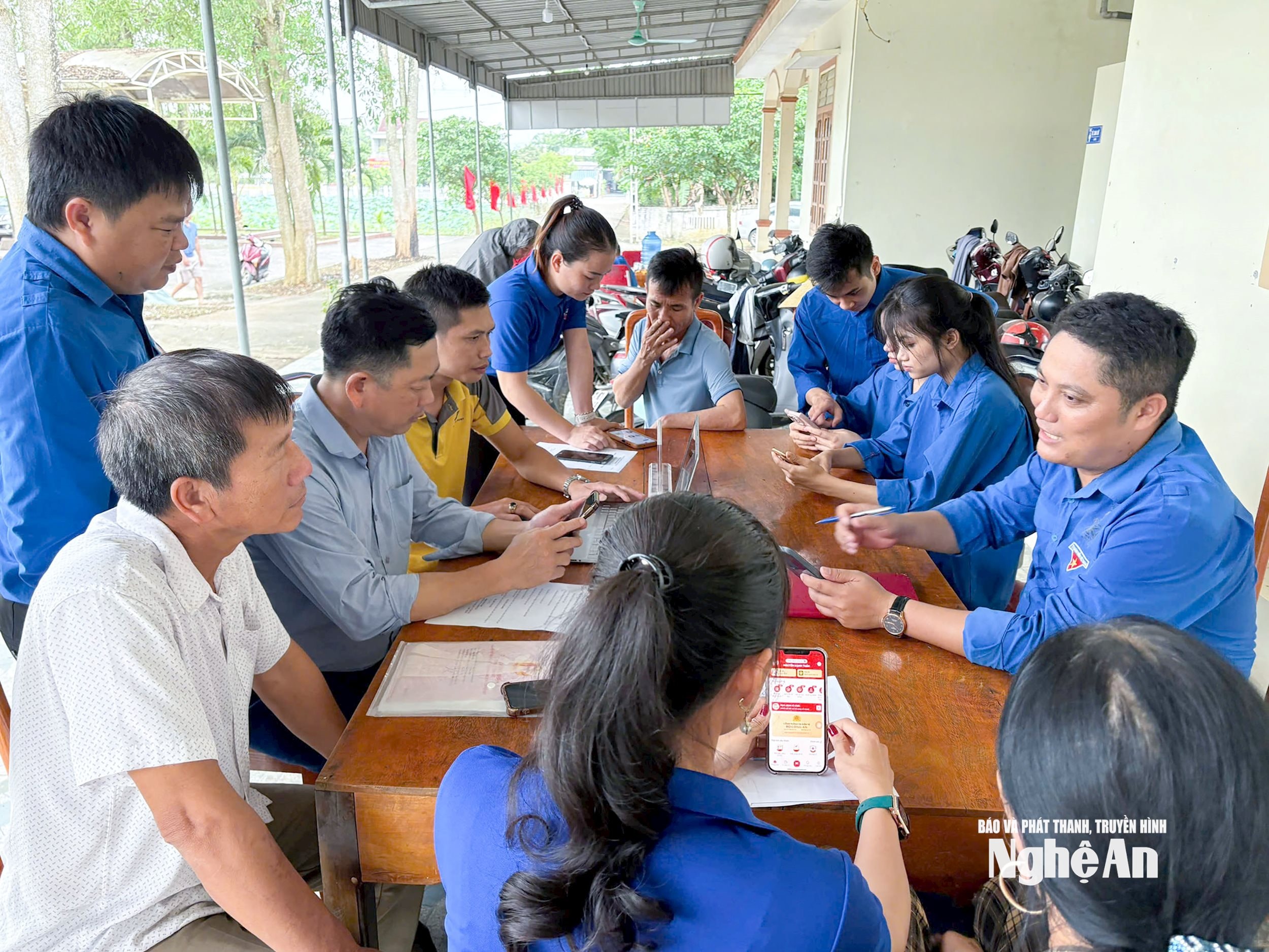 Đội đội thanh niên tình nguyện xã Nghĩa Hưng hỗ trợ người dân làm thủ tục hành chính qua môi trường điện tử.