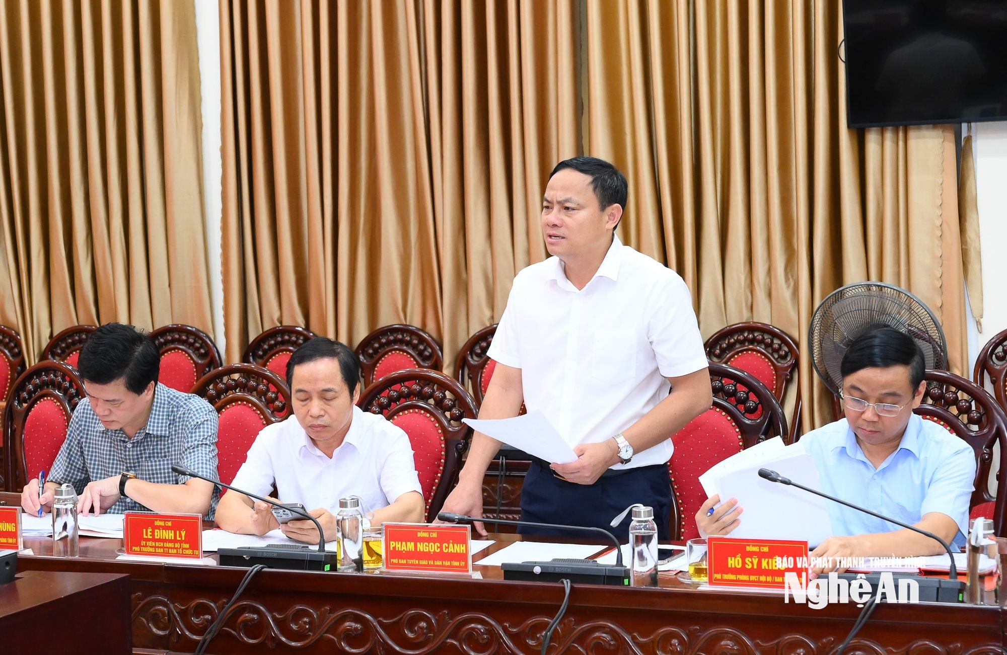 Đồng chí Phạm Ngọc Cảnh - Phó Trưởng Ban Tuyên giáo và Dân vận Tỉnh ủy phát biểu tại hội nghị. Ảnh: Thành Cường