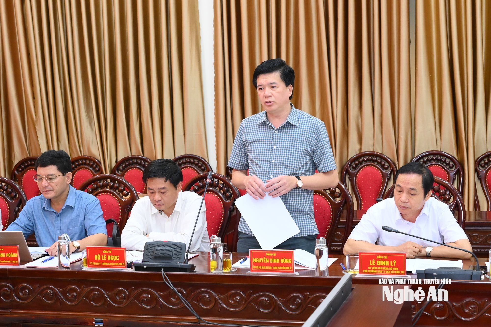 Đồng chí Nguyễn Đình Hùng - Ủy viên BCH Đảng bộ tỉnh, Chánh Văn phòng Tỉnh ủy phát biểu tại hội nghị. Ảnh: Thành Cường