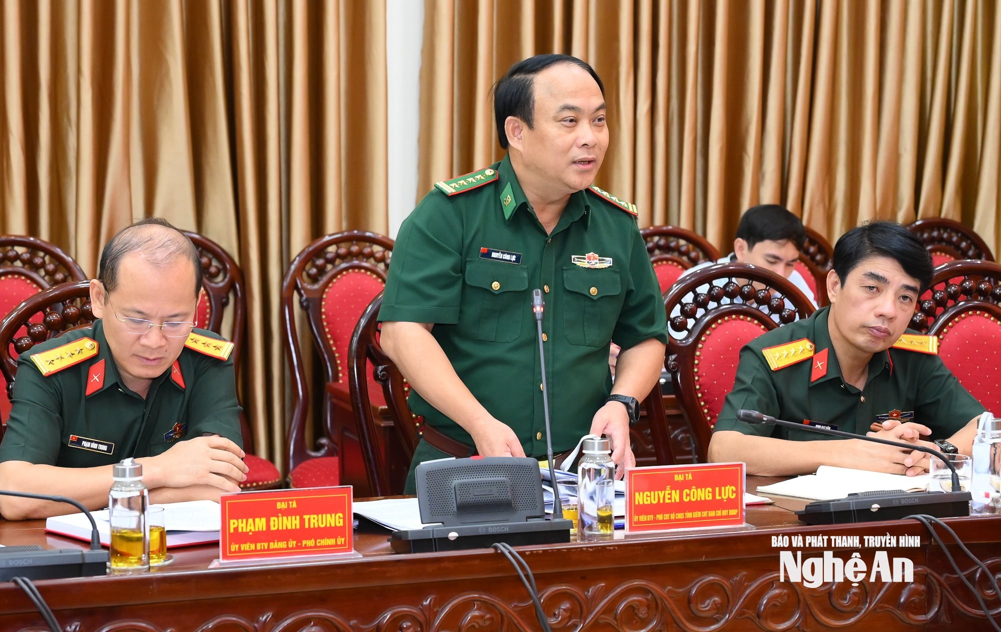 Đại tá Nguyễn Công Lực - Ủy viên BTV Đảng ủy, Phó Chỉ huy trưởng Bộ CHQS tỉnh kiêm Chỉ huy trưởng Bộ đội Biên phòng phát biểu tại hội nghị. Ảnh: Thành Cường