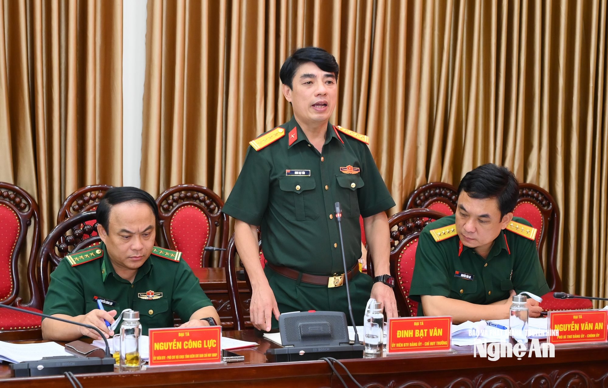 Đại tá Đinh Bạt Văn - Ủy viên BTV Đảng ủy, Chỉ huy trưởng Bộ Chỉ huy Quân sự tỉnh phát biểu tại hội nghị. Ảnh: Thành Cường