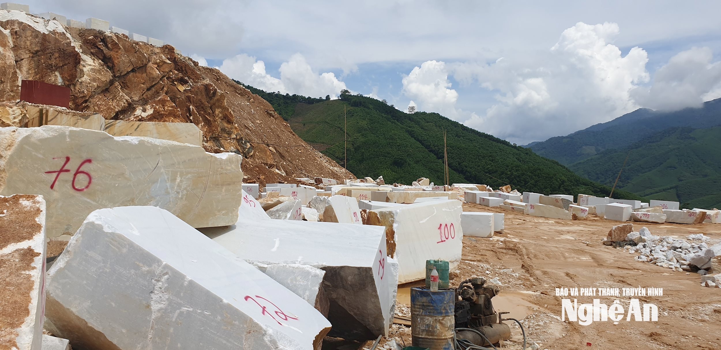 khoáng sản trái phép. Nhật Lân