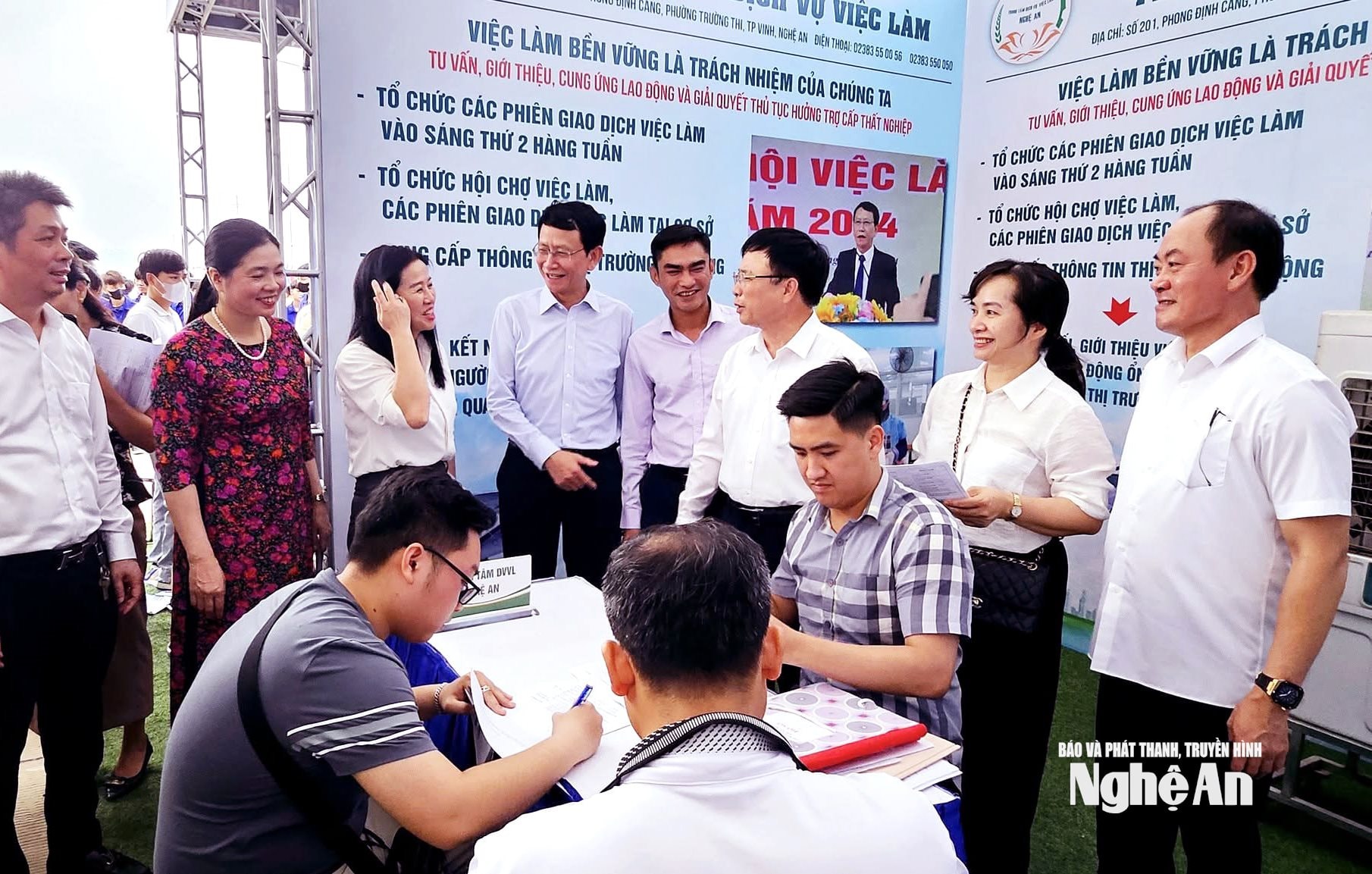 Lãnh đạo tỉnh và các sở, ngành, Ban Quản lý KKT Đông Nam tham quan các gian hàng tuyển dụng của doanh nghiệp ngày hội việc làm. Ảnh Thanh Nga