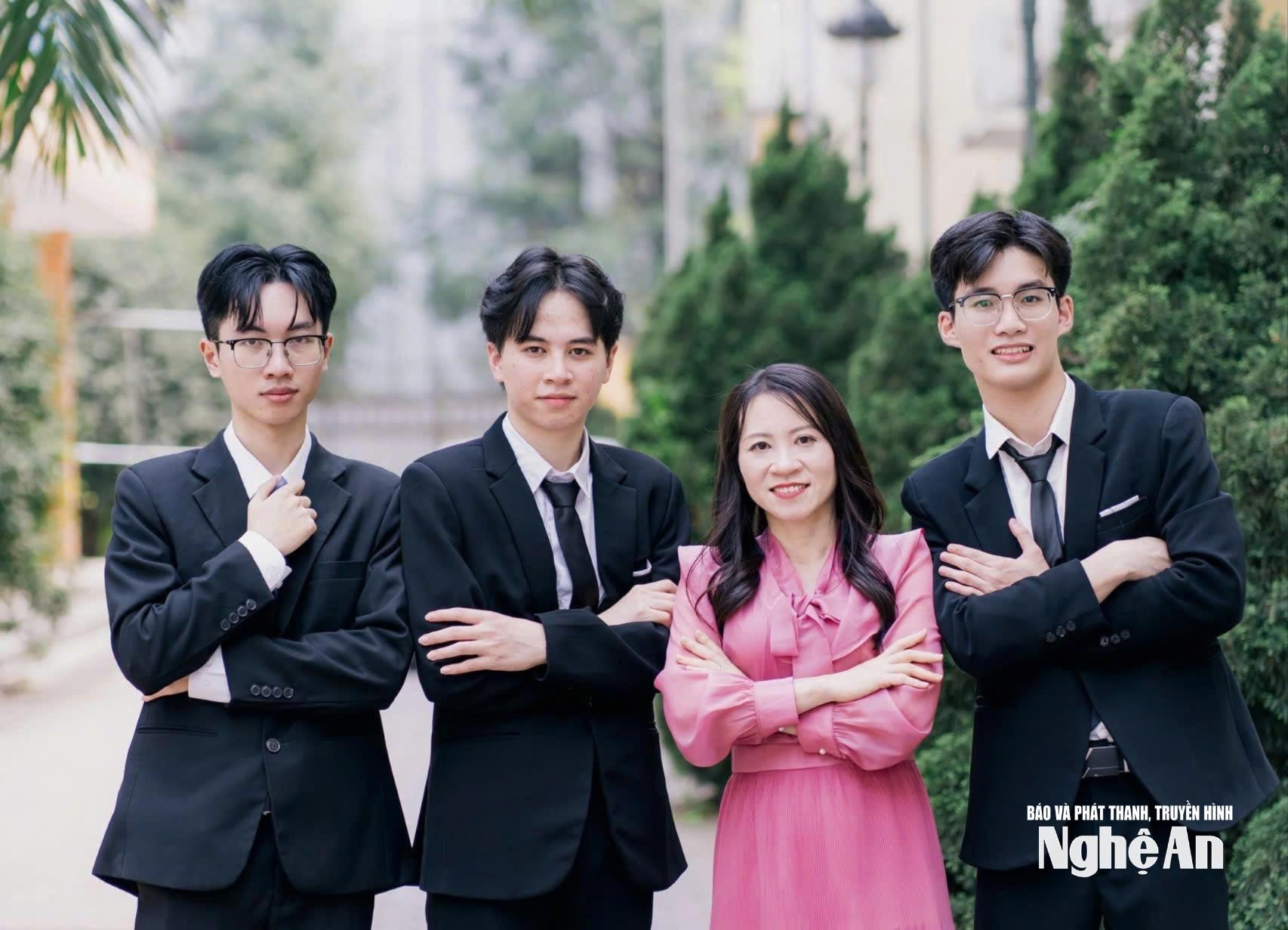 bna_le-nguyen-thinh-chup-anh-cung-co-giao-chu-nhiem-va-cac-ban-cung-lop.-anh-nvcc(1).jpg