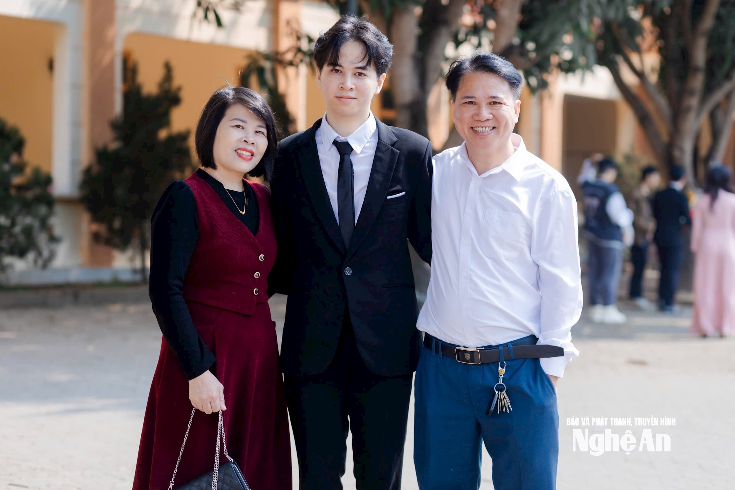Lê Nguyên Thịnh chụp ảnh kỷ yếu cùng bố và mẹ tại Trường THPT chuyên Phan Bội Châu. Ảnh - NTCC