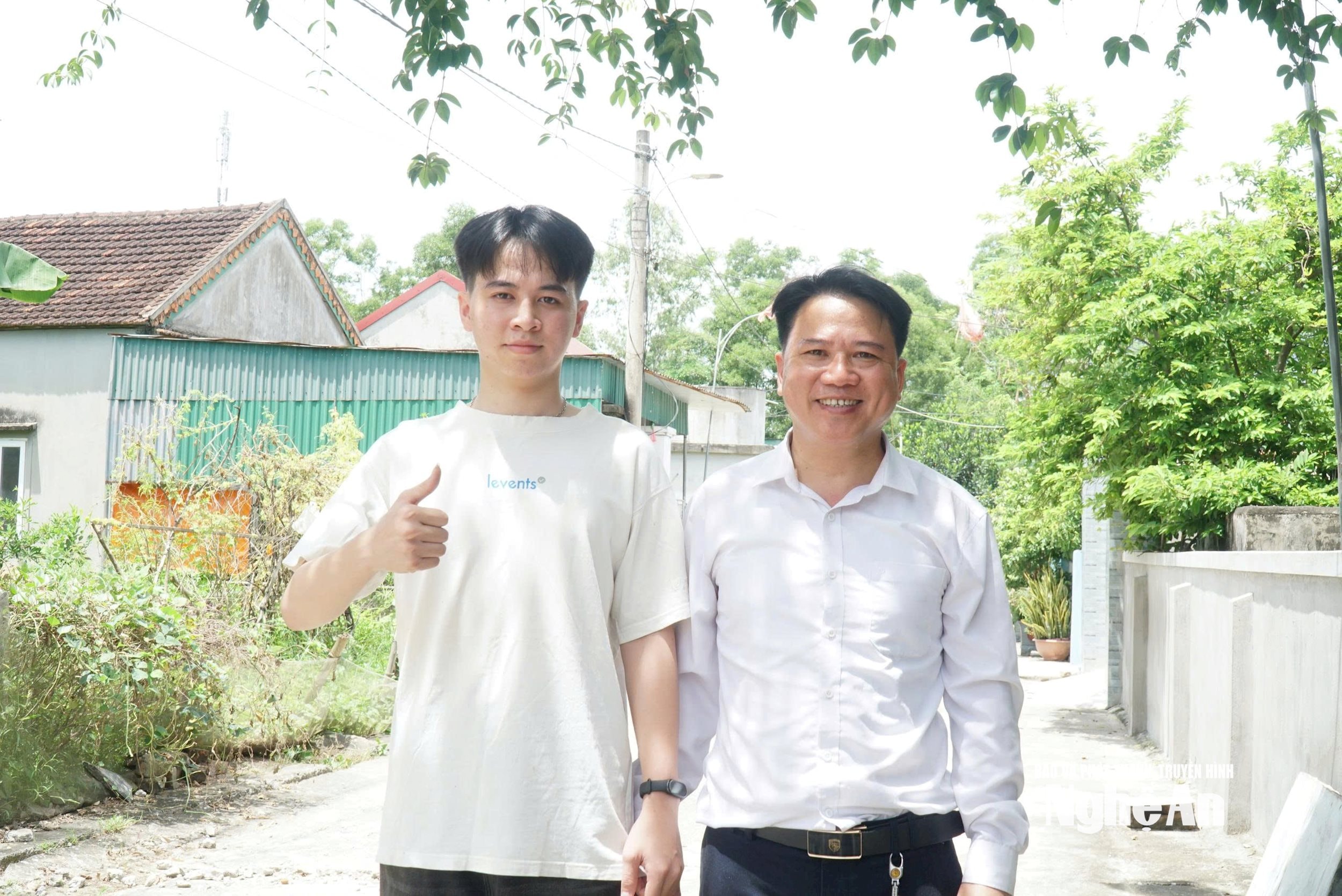 Lê Nguyên Thịnh và bố trong ngày đầu tiên biết kết quả thi tốt nghiệp THPT năm 2025. Ảnh - Mỹ Hà