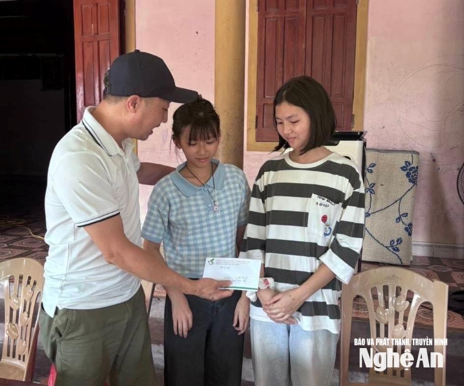 Anh Nguyễn Hữu Hiếu tặng quà cho các em sau khi trở về quê an toàn. Ảnh: NDC