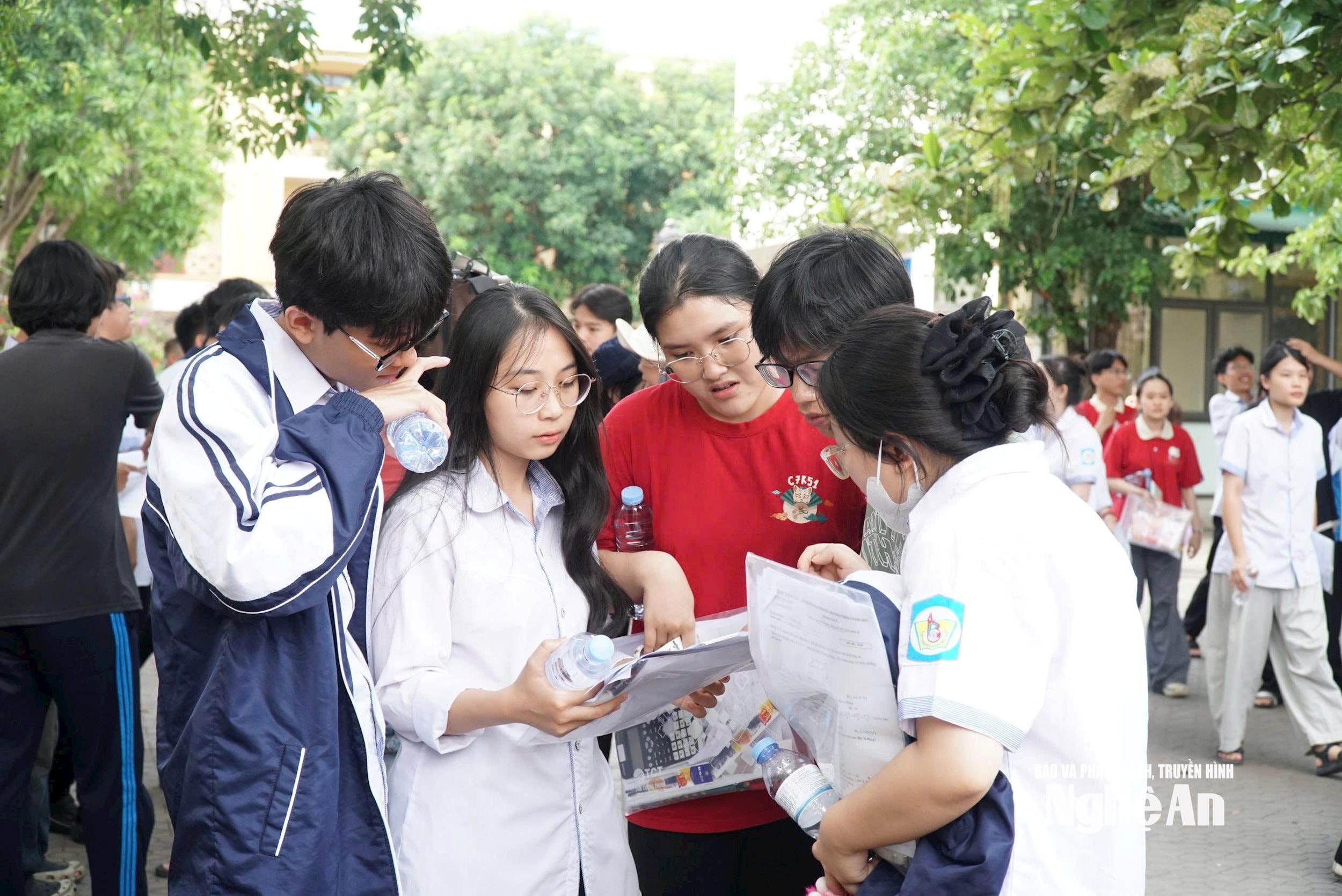 Thí sinh dự thi vào Trường THPT chuyên Phan Bội Châu. Ảnh - Mỹ Hà