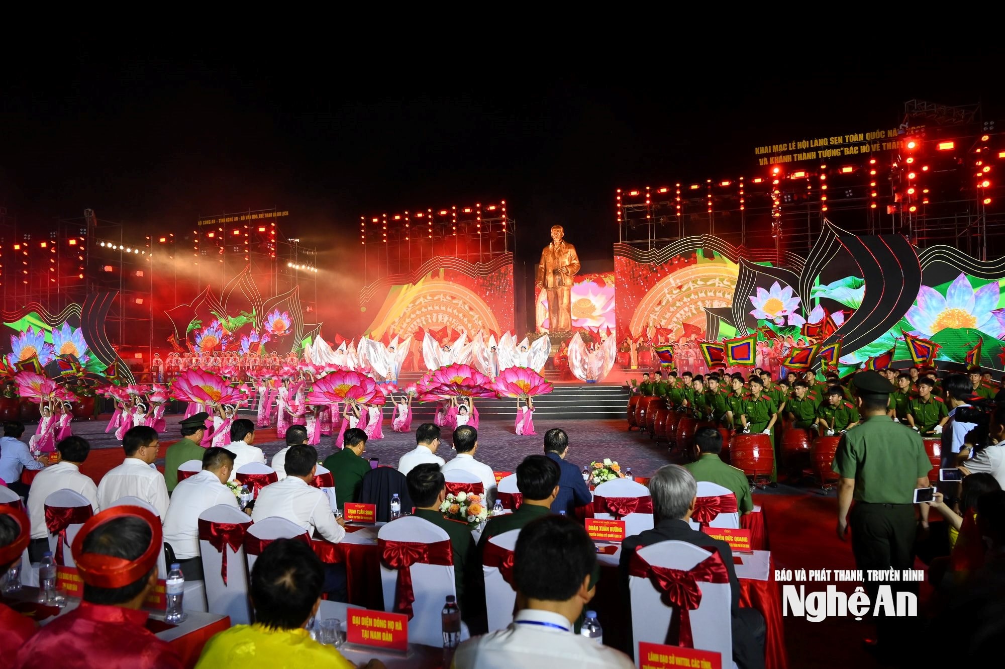 Toàn cảnh khai mạc Lễ hội Làng Sen 2025. Ảnh Thành Cường