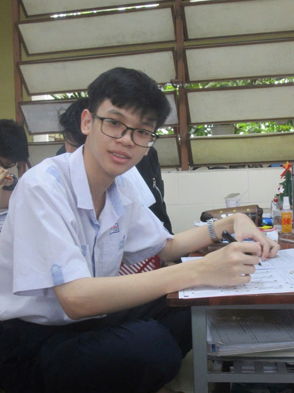 Thủ khoa khối B toàn quốc: Đi học xa nhà, cuối tuần bán đồ ăn phụ mẹ
