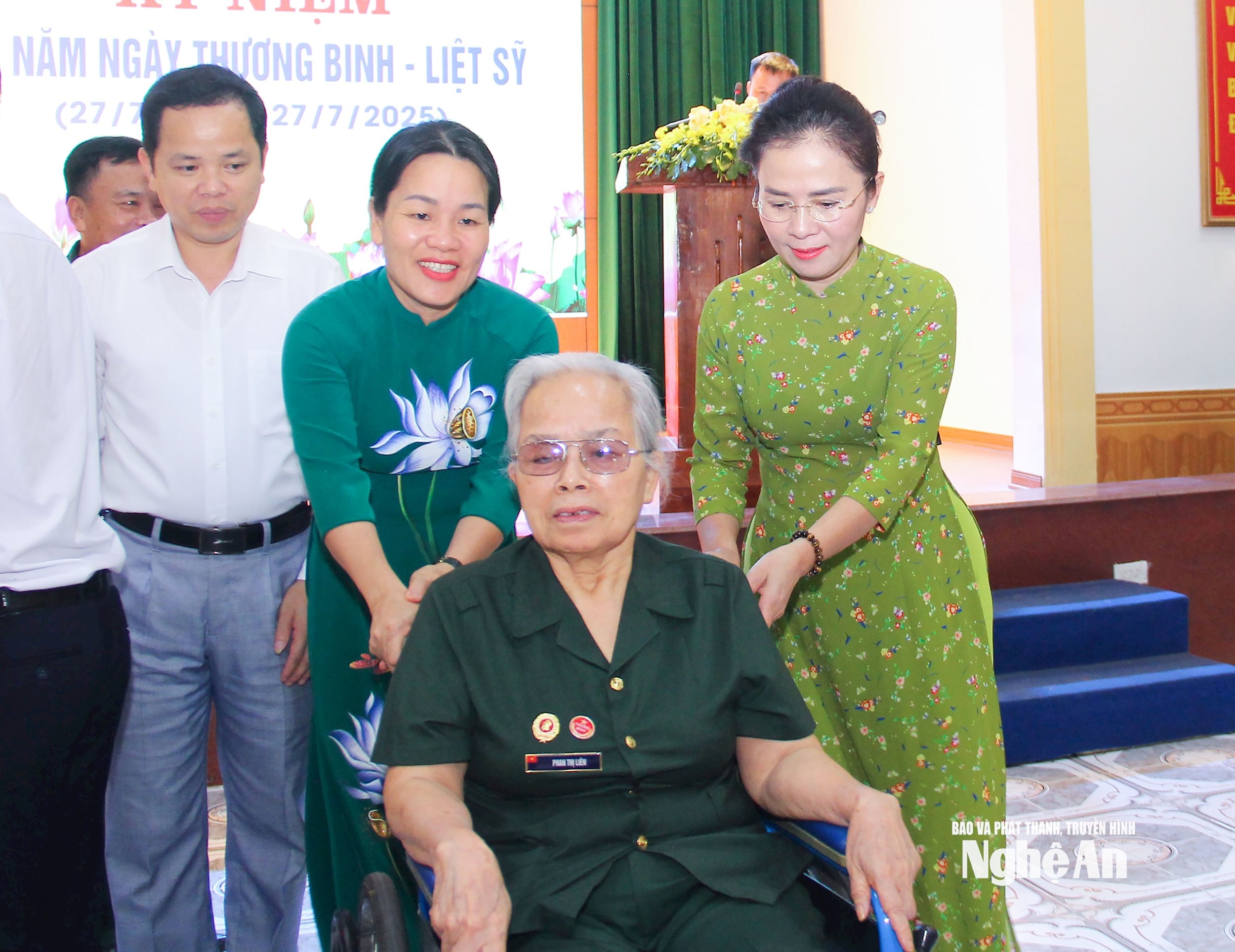 Đồng chí Võ Thị Minh Sinh – Phó Bí thư Tỉnh uỷ Nghệ An, Chủ tịch Uỷ ban MTTQ Việt Nam tỉnh, Trưởng đoàn đại biểu Quốc hội tỉnh gặp gỡ, trao đổi với thương binh tại Trung tâm Điều dưỡng thương binh Nghệ An. Ảnh: Mai Hoa
