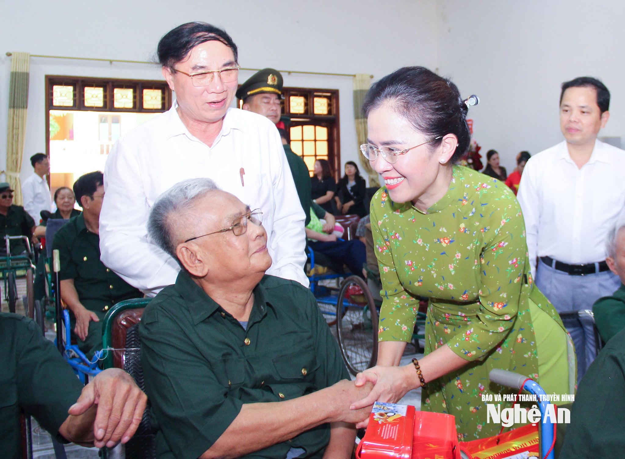 Đồng chí Võ Thị Minh Sinh viếng các Anh hùng liệt sĩ và tặng quà người có công ở Nghệ An