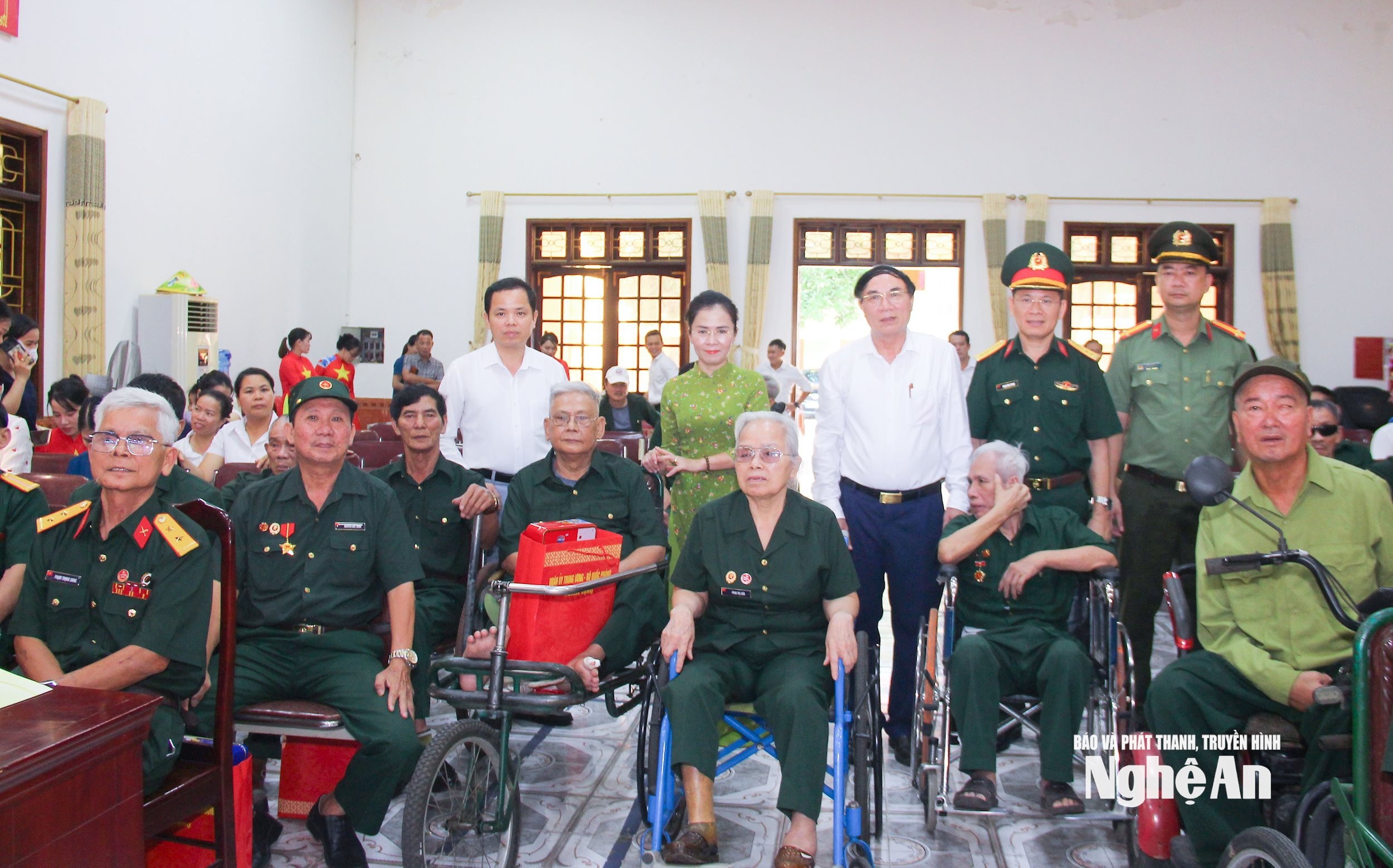 Đoàn công tác của tỉnh chụp ảnh lưu niệm cùng các thương, bệnh binh tại