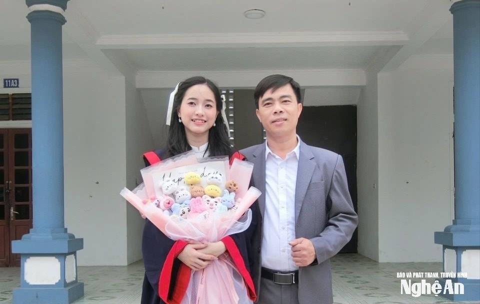 bna_khanh-linh-chup-anh-cung-thay-giao-chu-nhiem(1).jpg