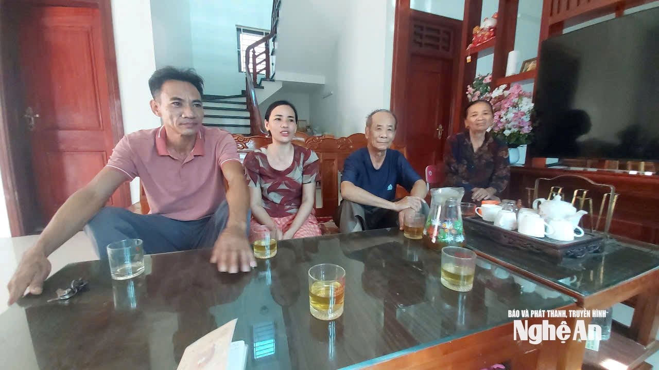 Người dân xóm 7, xã Quỳnh Vinh cũ bày tỏ quan điểm ủng hộ dự án đường sắt cao tốc độ cao Bắc - Nam sắp tới. Ảnh: Xuân Hoàng
