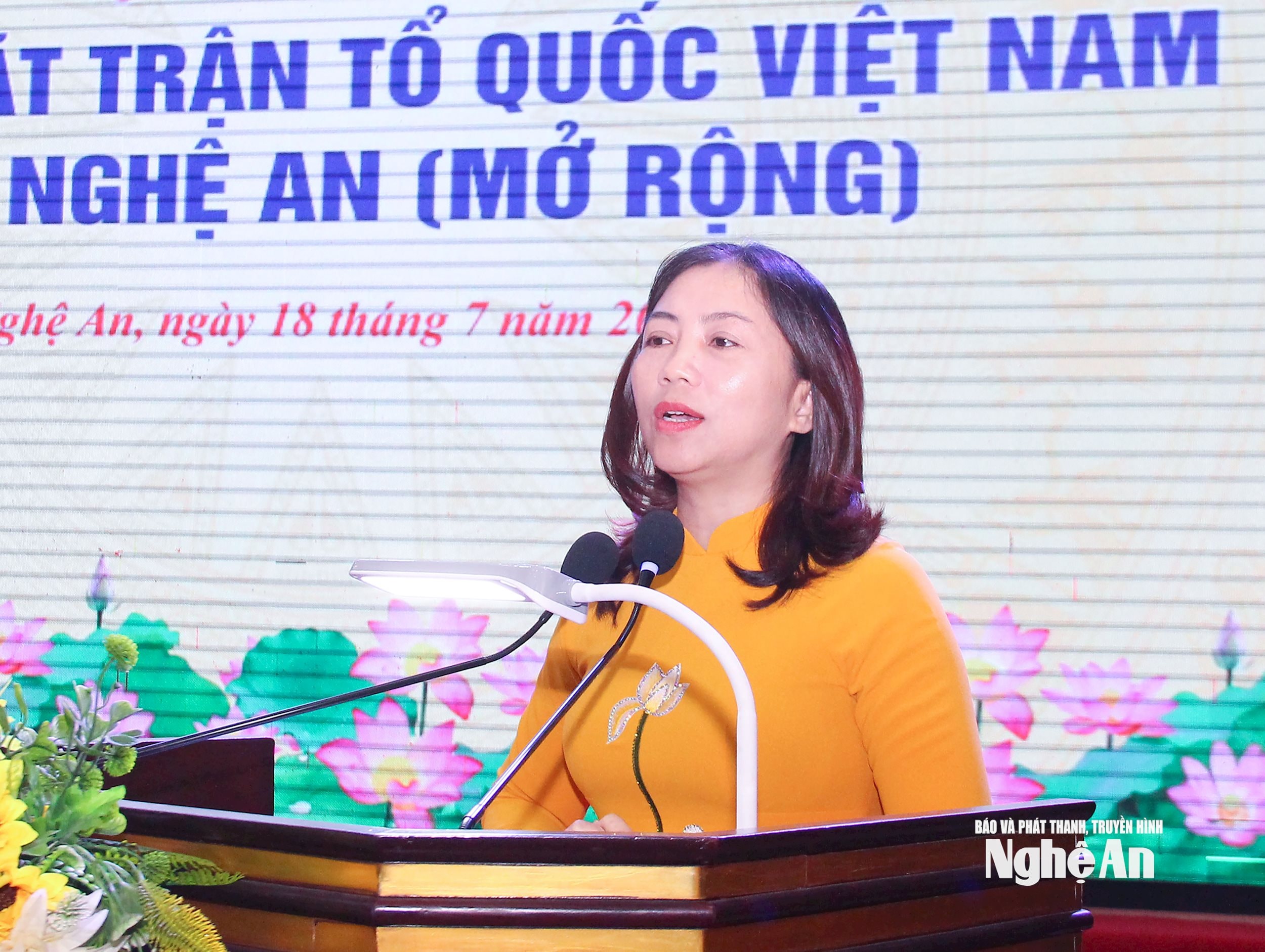Đồng chí Hoàng Thị Thu Hiền - Phó Chủ tịch Uỷ ban MTTQ Việt Nam tỉnh, Phó Chủ tịch Thường trực Hội LHPN tỉnh tham luận tại hội nghị. Ảnh Mai Hoa