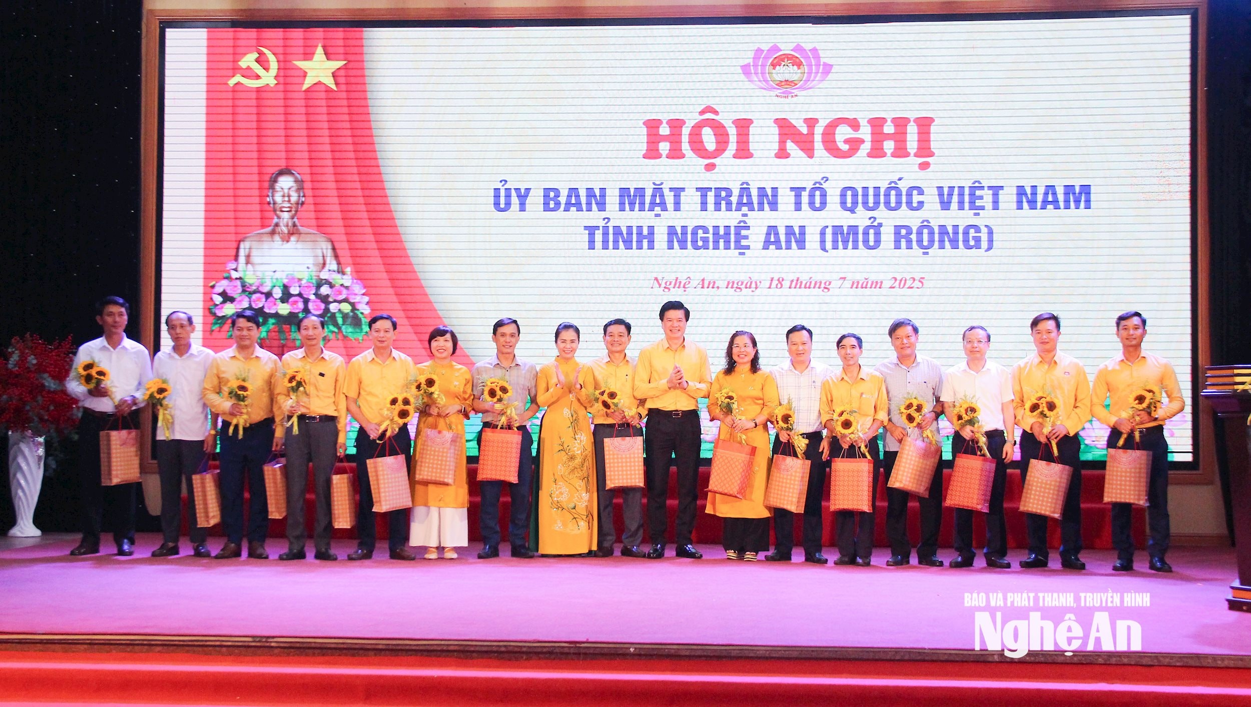 Lãnh đạo Uỷ ban MTTQ Việt Nam tỉnh tặng quà các đồng chí thôi tham gia Uỷ viên Uỷ ban MTTQ Việt Nam tỉnh khoá XV. Ảnh Mai Hoa