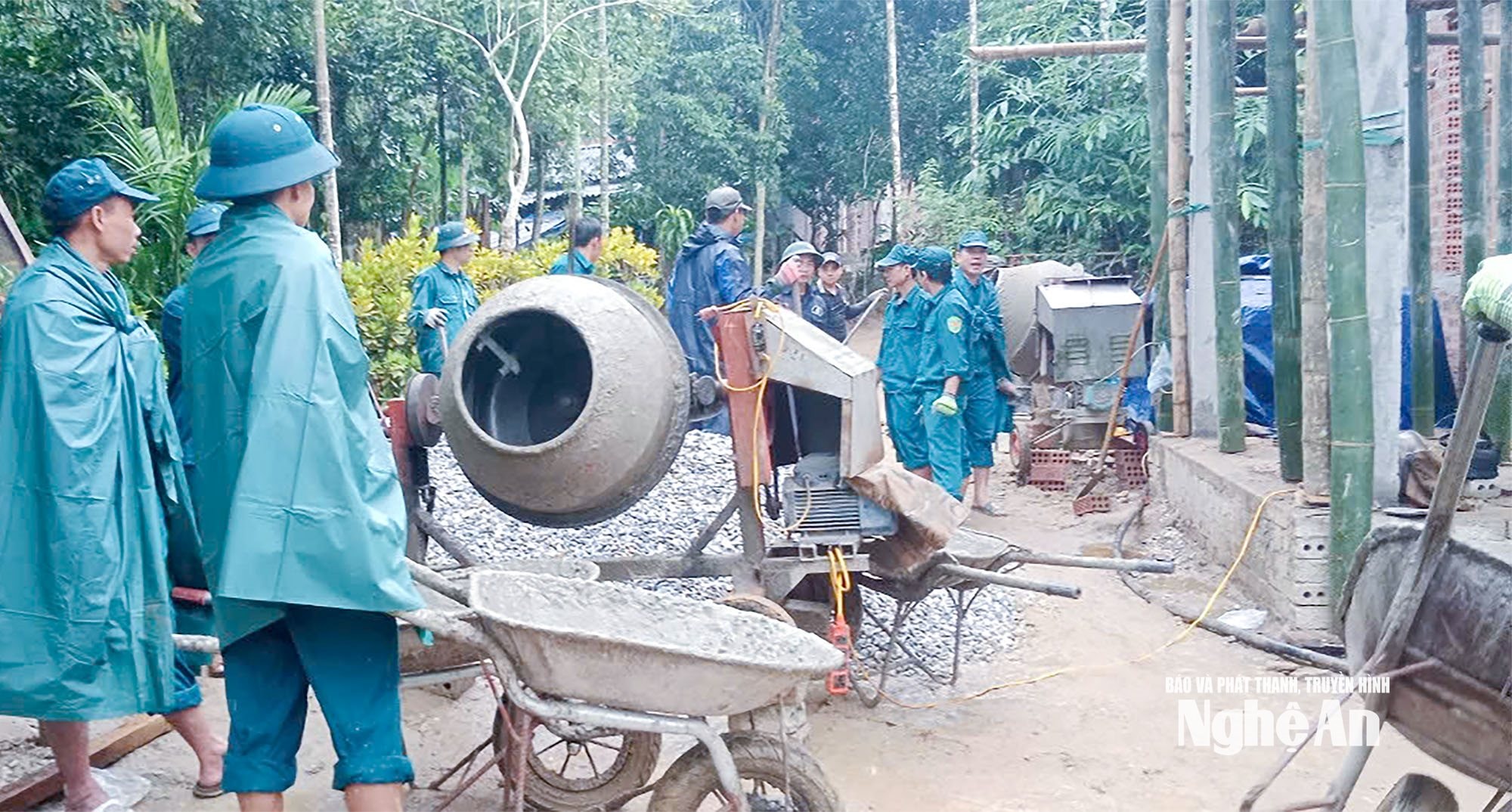  Xã Hùng Chân huy động các lực lượng tham gia làm nhà cho hộ đặc biệt khó khăn. Ảnh