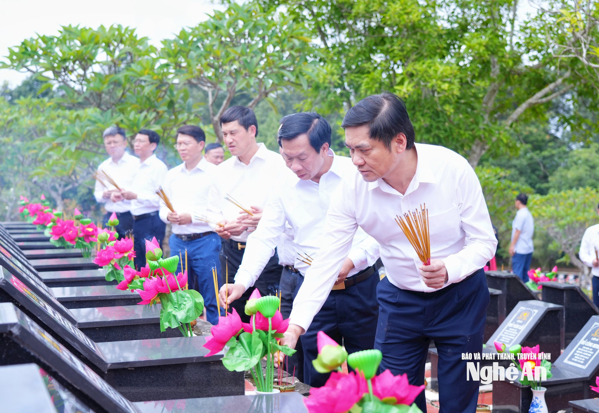 Lãnh đạo tỉnh Nghệ An tưởng niệm Anh hùng liệt sĩ tại các nghĩa trang liệt sĩ ở Đồng Nai và Tây Ninh
