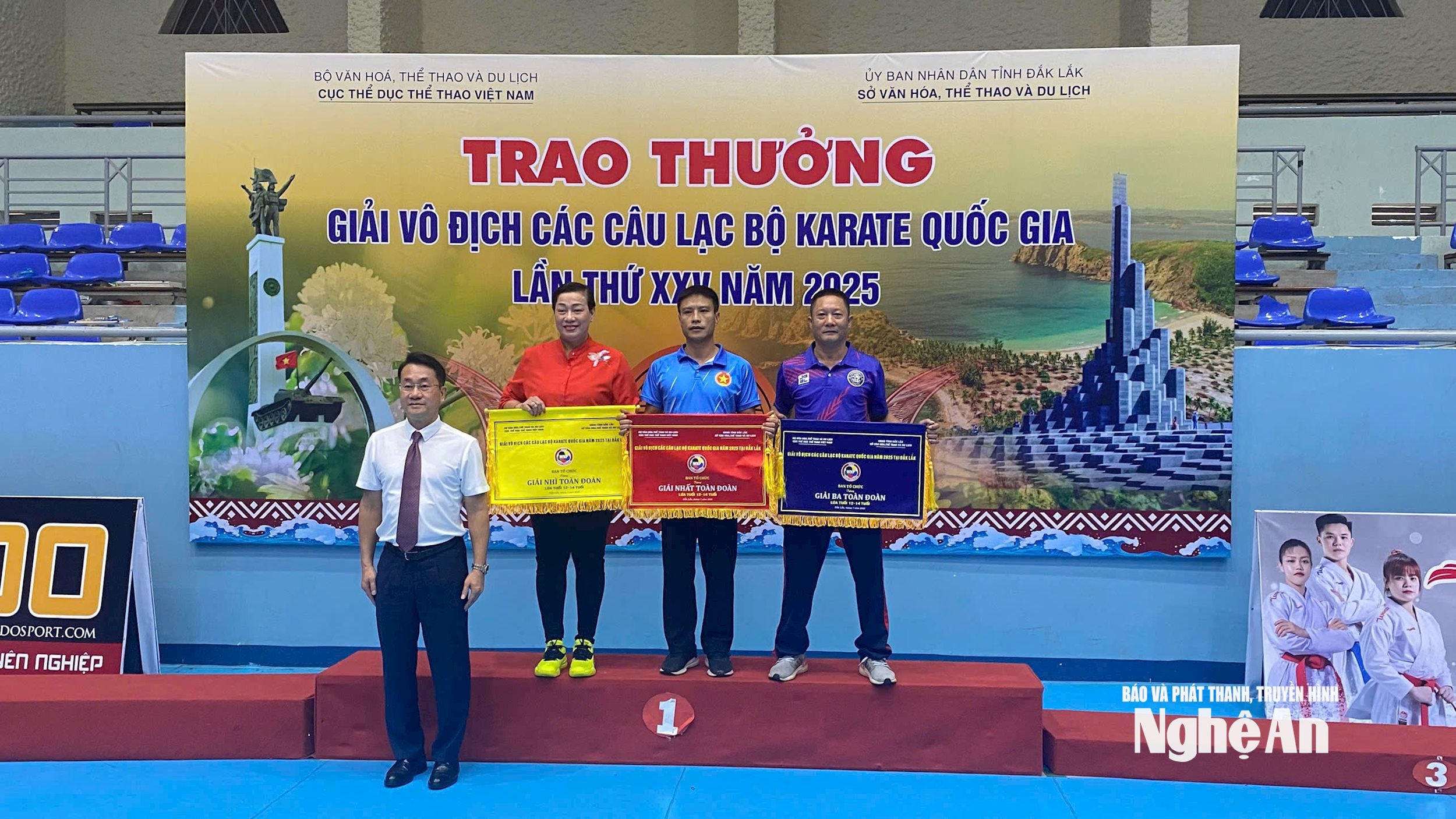 Với 3 HCV, 1HCB và 4HCĐ. Karate Nghệ An xếp thứ ba toàn đoàn nhóm tuổi 12-14. Ảnh: Hải Hưng