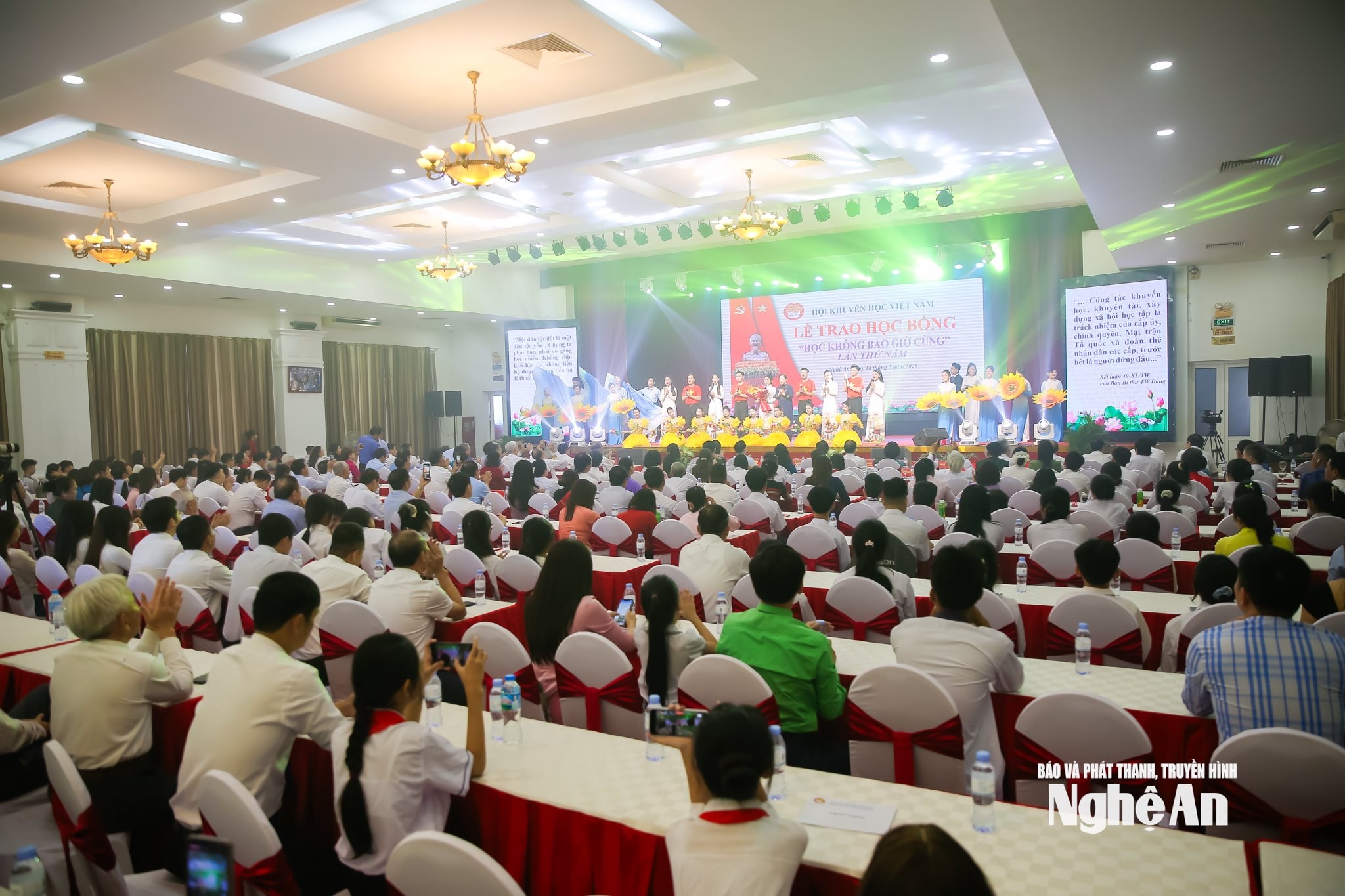 Đông đảo đại biểu tham gia Lễ trao học bổng được tổ chức sáng nay tại Nghệ An. Ảnh: Lâm Tùng
