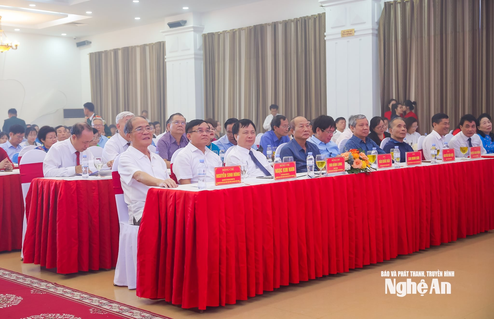 Các đại biểu Trung ương, lãnh đạo các ban, ngành, tỉnh Nghệ An tham dự buổi lễ. Ảnh: Lâm Tùng
