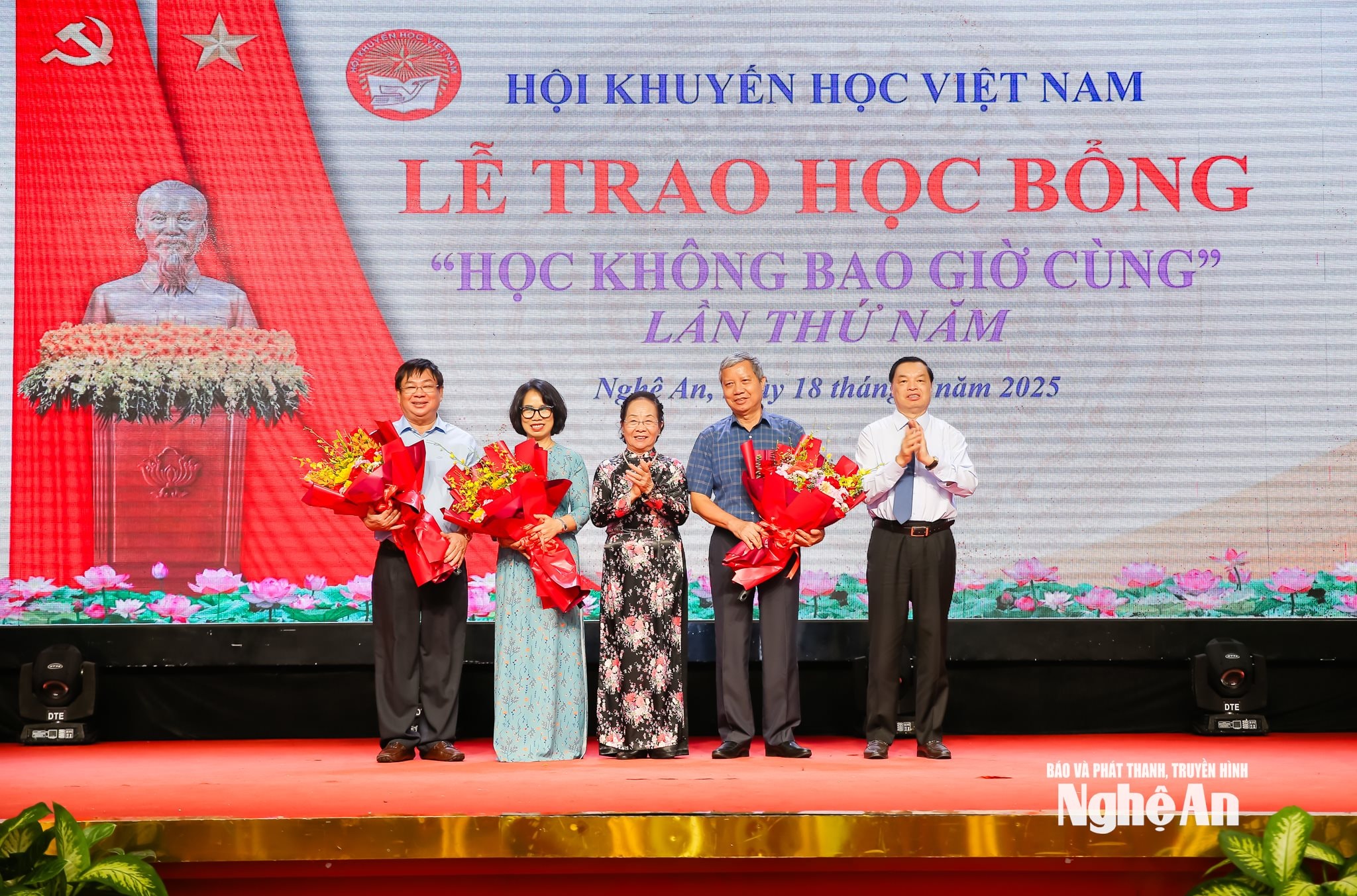 a20_tặng hoa nhà tài trợ