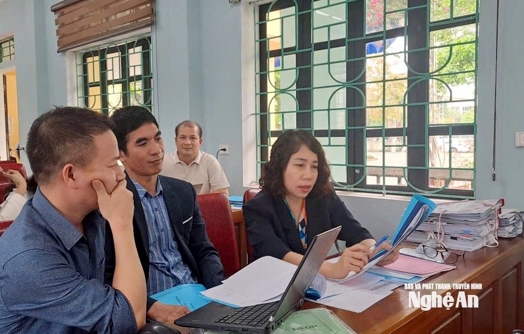 Đoàn tư vấn của Sở Giáo dục và Đào tạo trực tiếp tư vấn về công tác ôn tập. Ảnh - Chiến Thắng