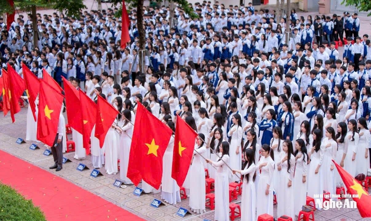 bna_hoc-sinh-lop-12-truong-thpt-quynh-luu-1-da-co-mot-mua-thi-thanh-cong-tang-16-bac-so-voi-nam-hoc-truoc.-anh-ntcc(1).jpg