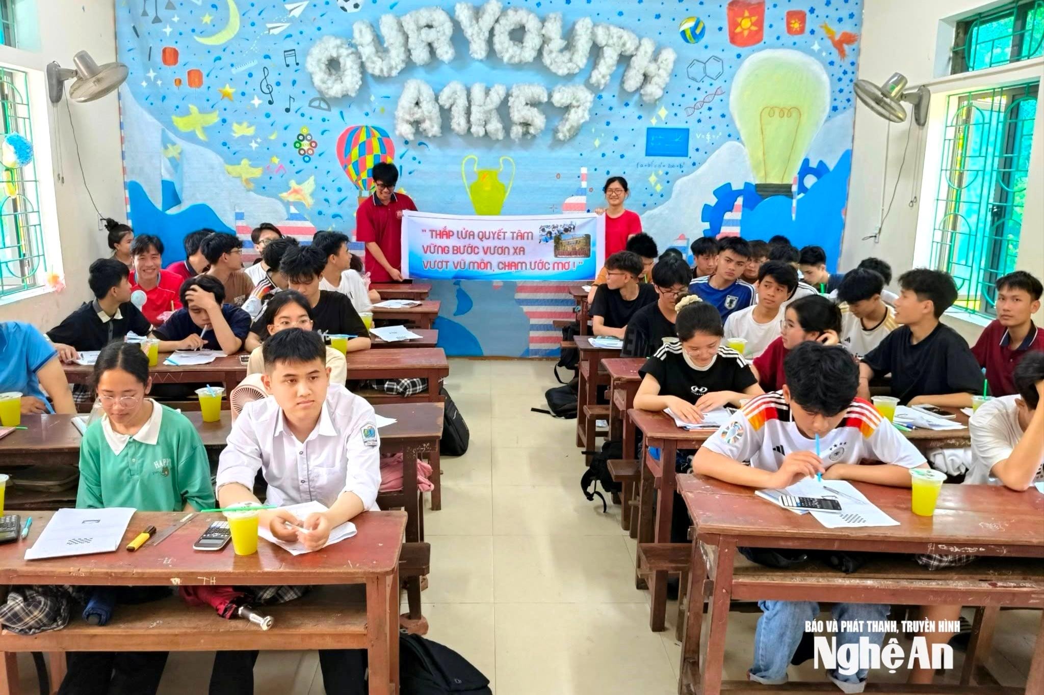 bna_nhung-ly-nuoc-mat-lanh-cua-thay-co-da-thap-lua-quyet-tam-cho-hoc-sinh-truong-thpt-yen-thanh-1.-anh-ntcc(1).jpg