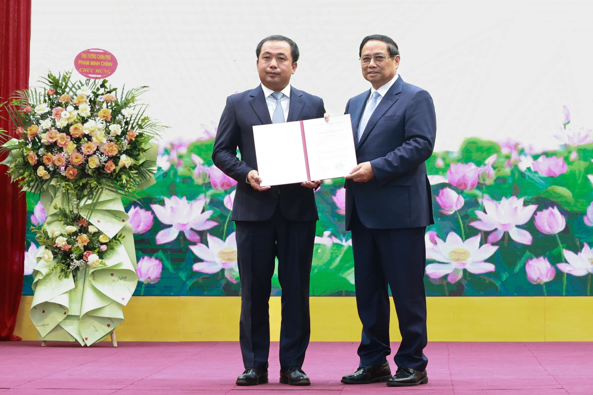 Thủ tướng Phạm Minh Chính trao Quyết định giao quyền Bộ trưởng Bộ Nông nghiệp và Môi trường- Ảnh 2.