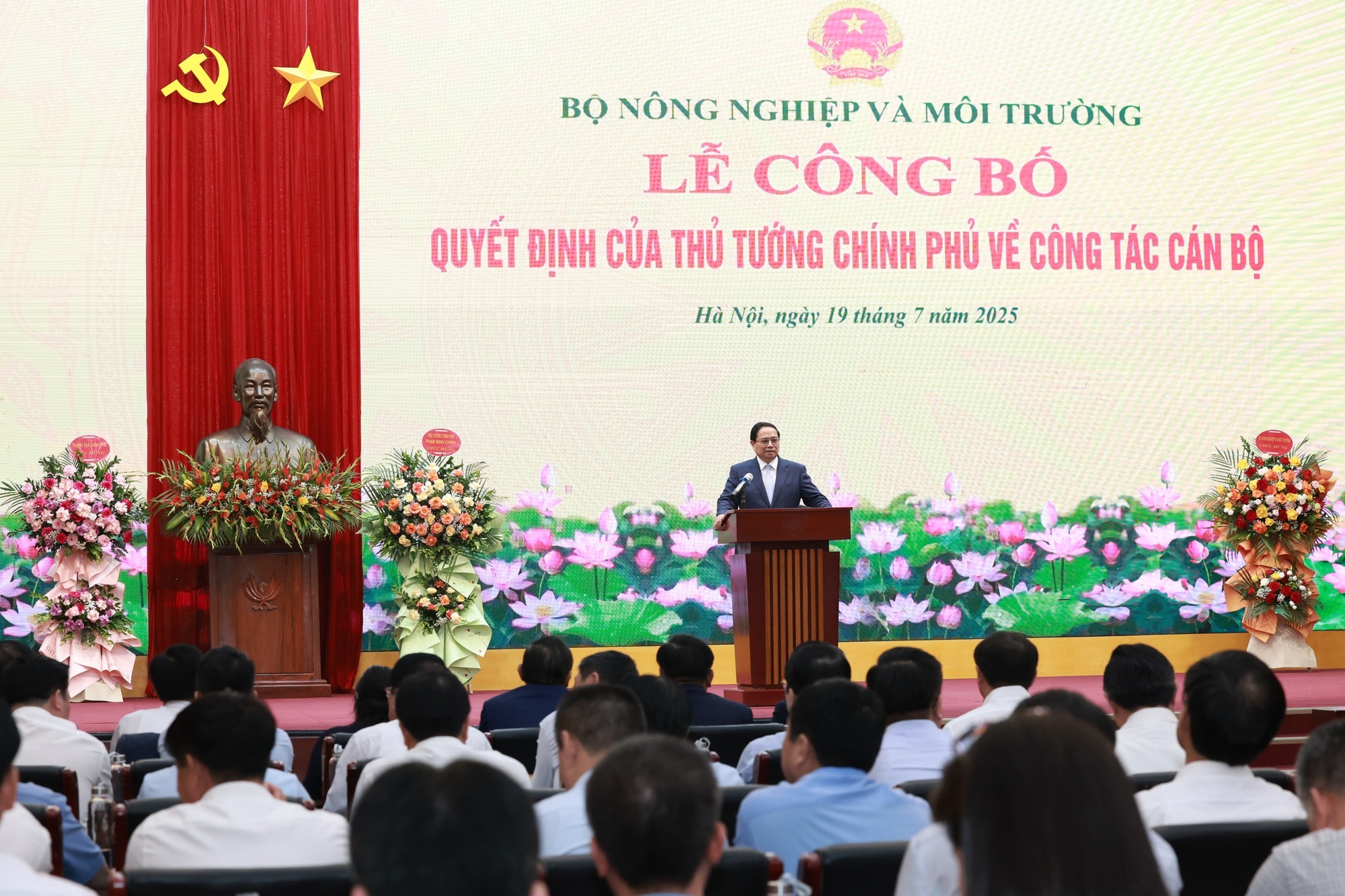 Thủ tướng Phạm Minh Chính trao Quyết định giao quyền Bộ trưởng Bộ Nông nghiệp và Môi trường- Ảnh 1.