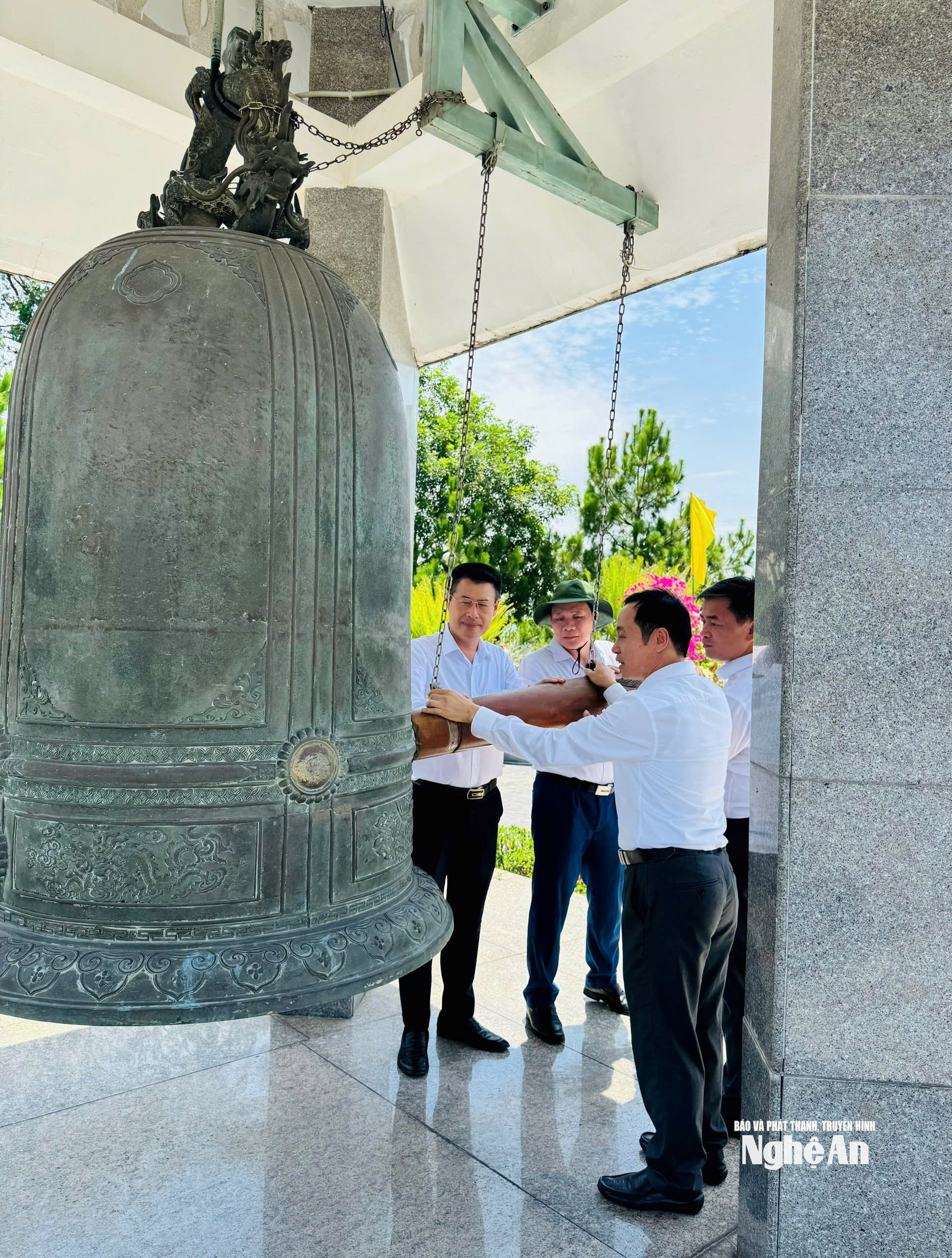 Đoàn công tác thỉnh chuôn tưởng niệm các Anh hùng liệt sĩ. Ảnh: Hiền Thương