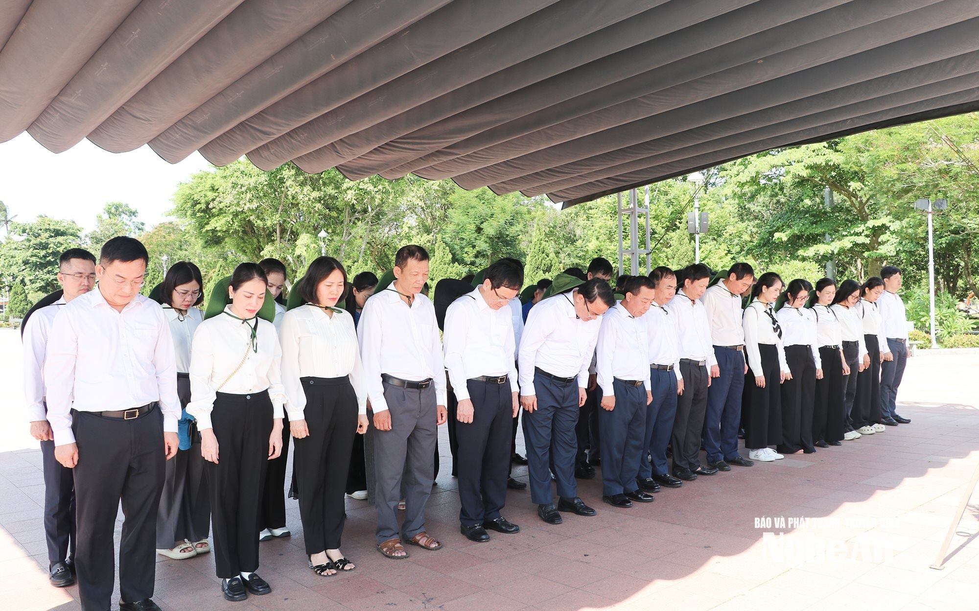 La délégation a offert des fleurs et de l'encens pour commémorer les martyrs héroïques au mémorial des martyrs de l'ancienne citadelle de Quang Tri.