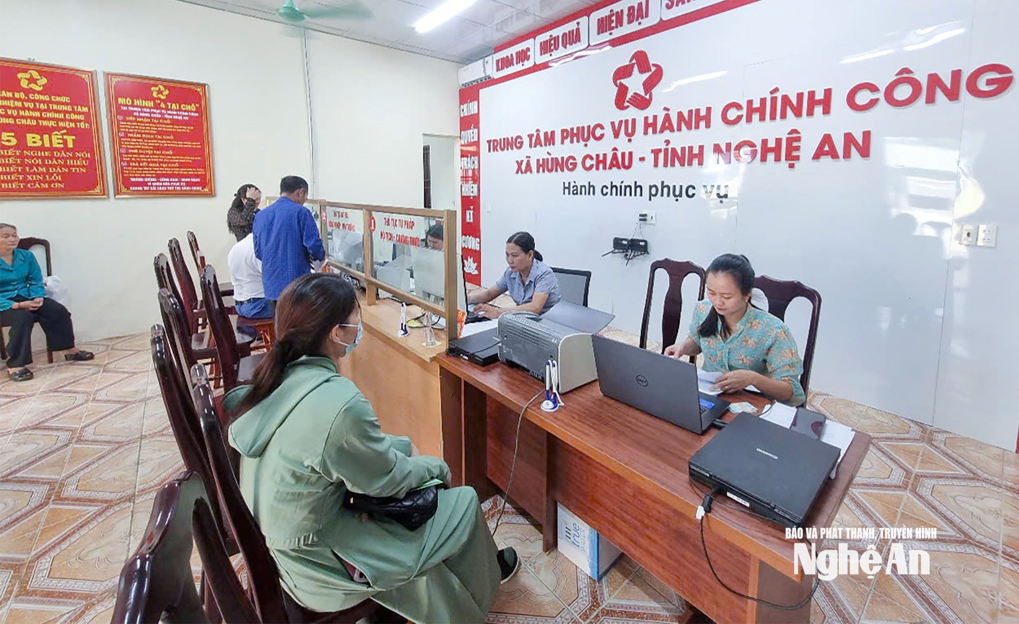  Trung tâm Phục vụ hành chính công xã Hùng Châu tổ chức tiếp nhận, giải quyết thủ tục hành chính cho người dân trong ngày thứ Bảy. Ảnh
