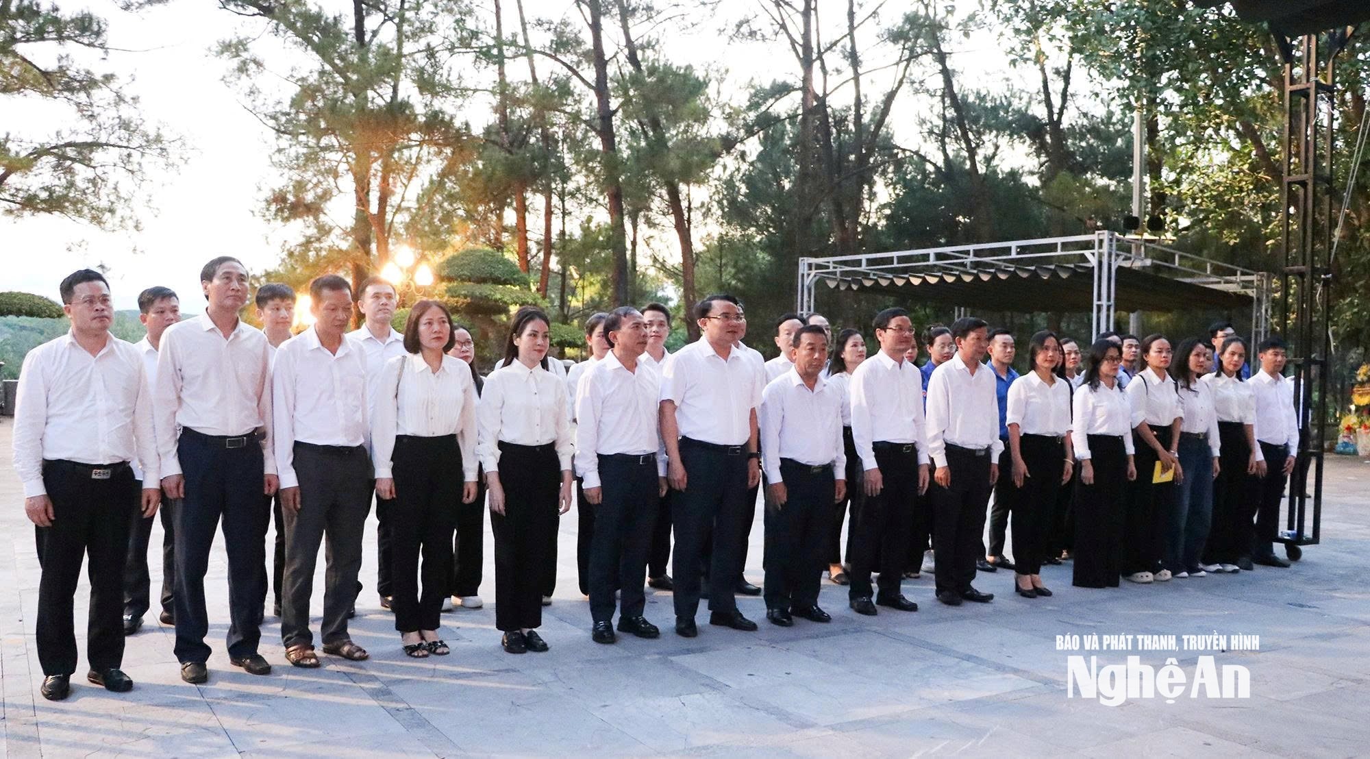 La délégation a offert des fleurs et de l'encens au Monument aux Héros et aux Martyrs au cimetière national des Martyrs de Truong Son.
