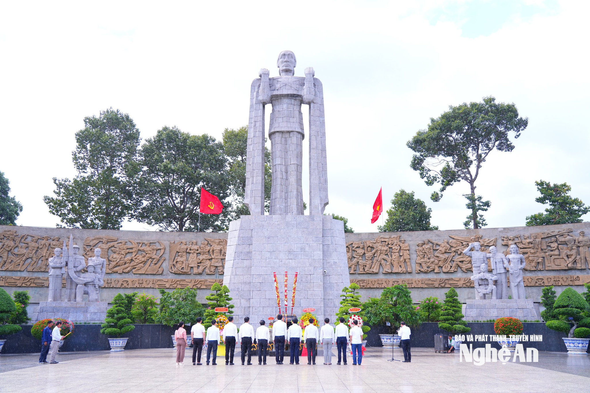 Đoàn công tác tỉnh Nghệ An dâng hương, dâng hoa tưởng niệm các Anh hùng liệt sĩ tại Thành phố Hồ Chí Minh