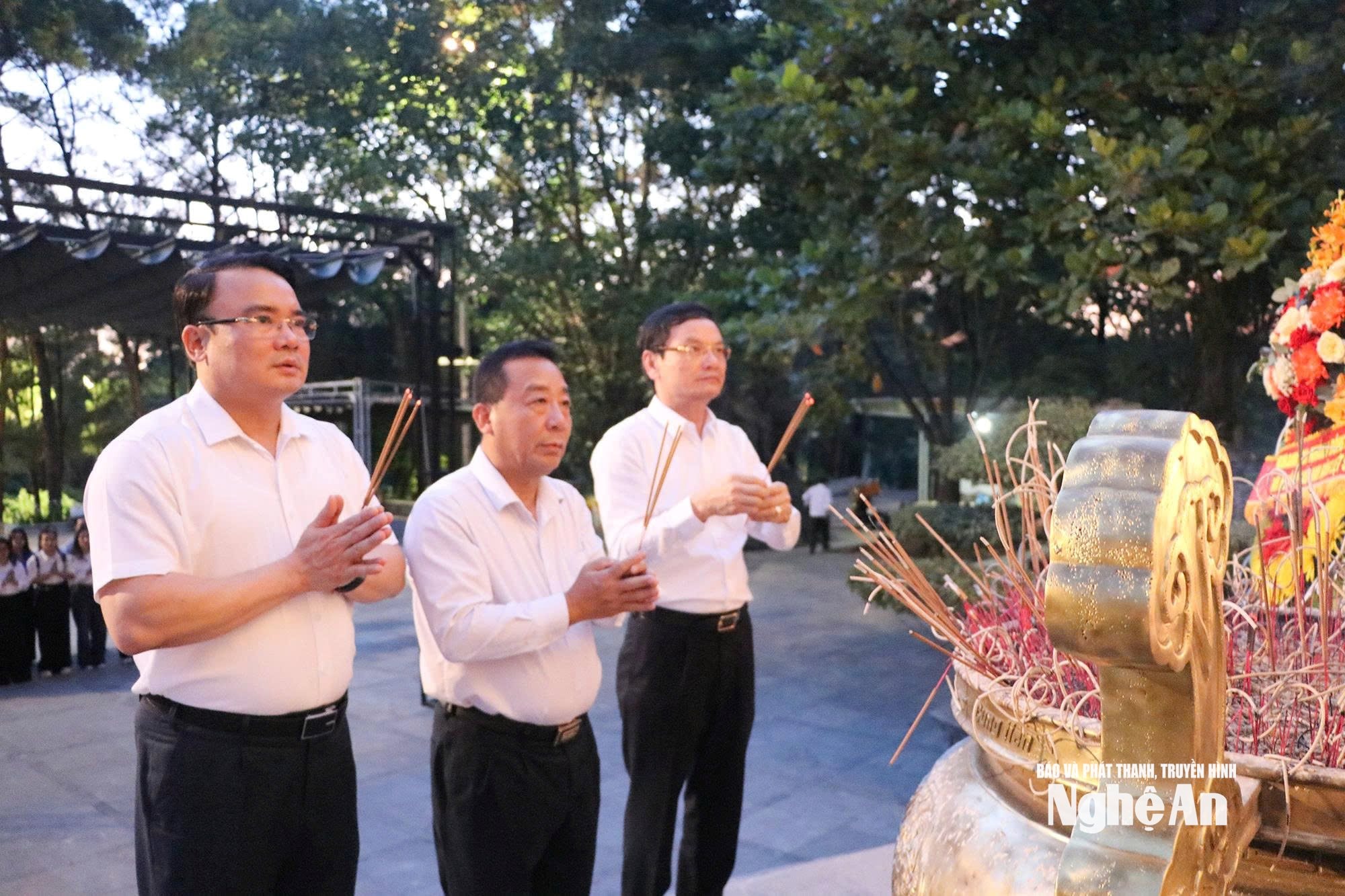 Les dirigeants provinciaux et les dirigeants du Bureau du Comité populaire provincial ont offert de l'encens au Mémorial des Martyrs.