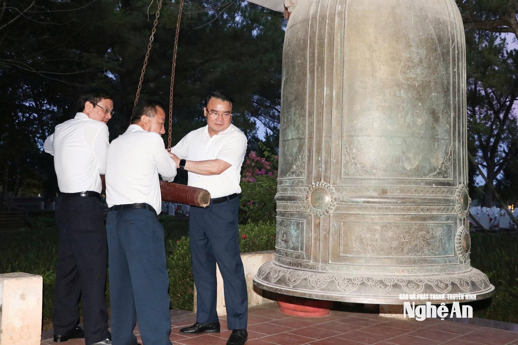 Les dirigeants provinciaux et les dirigeants du Bureau du Comité populaire provincial ont sonné la cloche au cimetière national des martyrs de Truong Son.