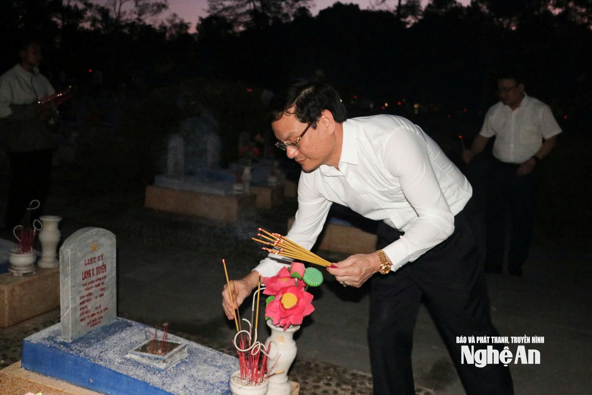 Le chef du bureau du Comité populaire provincial, Dang Thanh Tung, brûle de l'encens sur les tombes des martyrs.