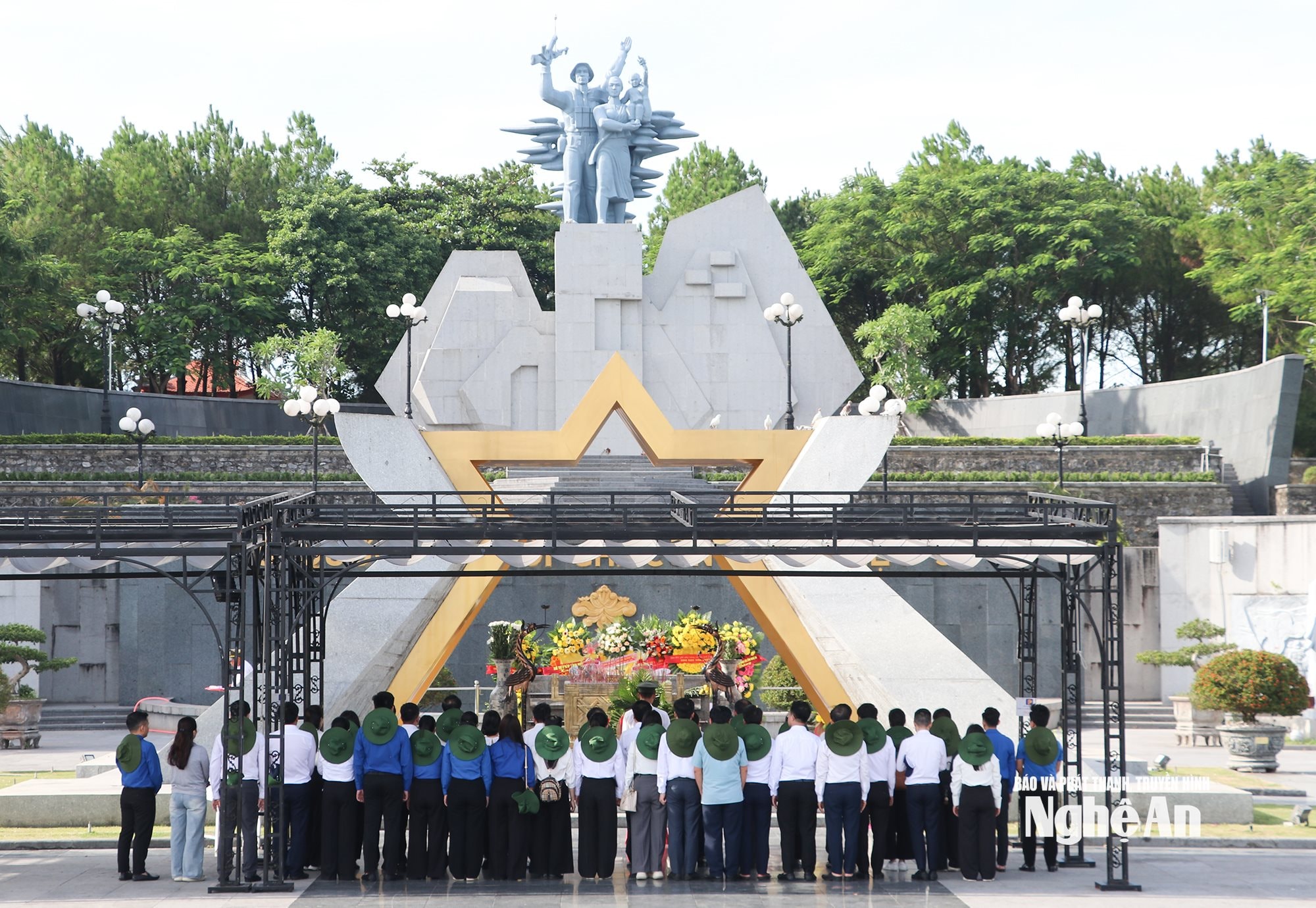 Une délégation commémore les martyrs héroïques au cimetière national des martyrs sur la route 9