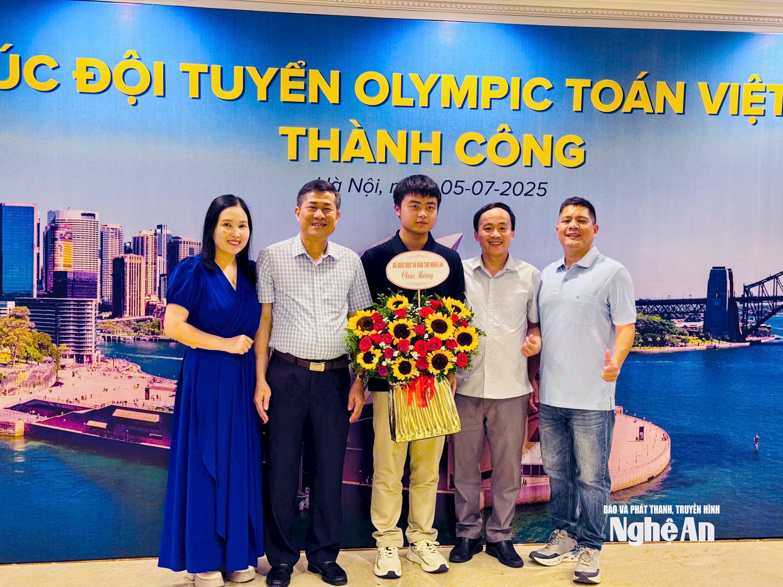 Giám đốc Sở Giáo dục và Đào tạo Thái Văn Thành và cô giáo Cao Thị Lan Thanh