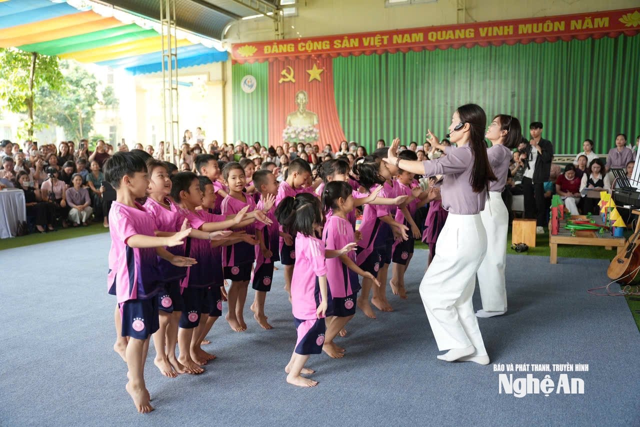 Một chương trình ngoại khóa của giáo viên mầm non tỉnh Nghệ An. Ảnh - Mỹ Hà