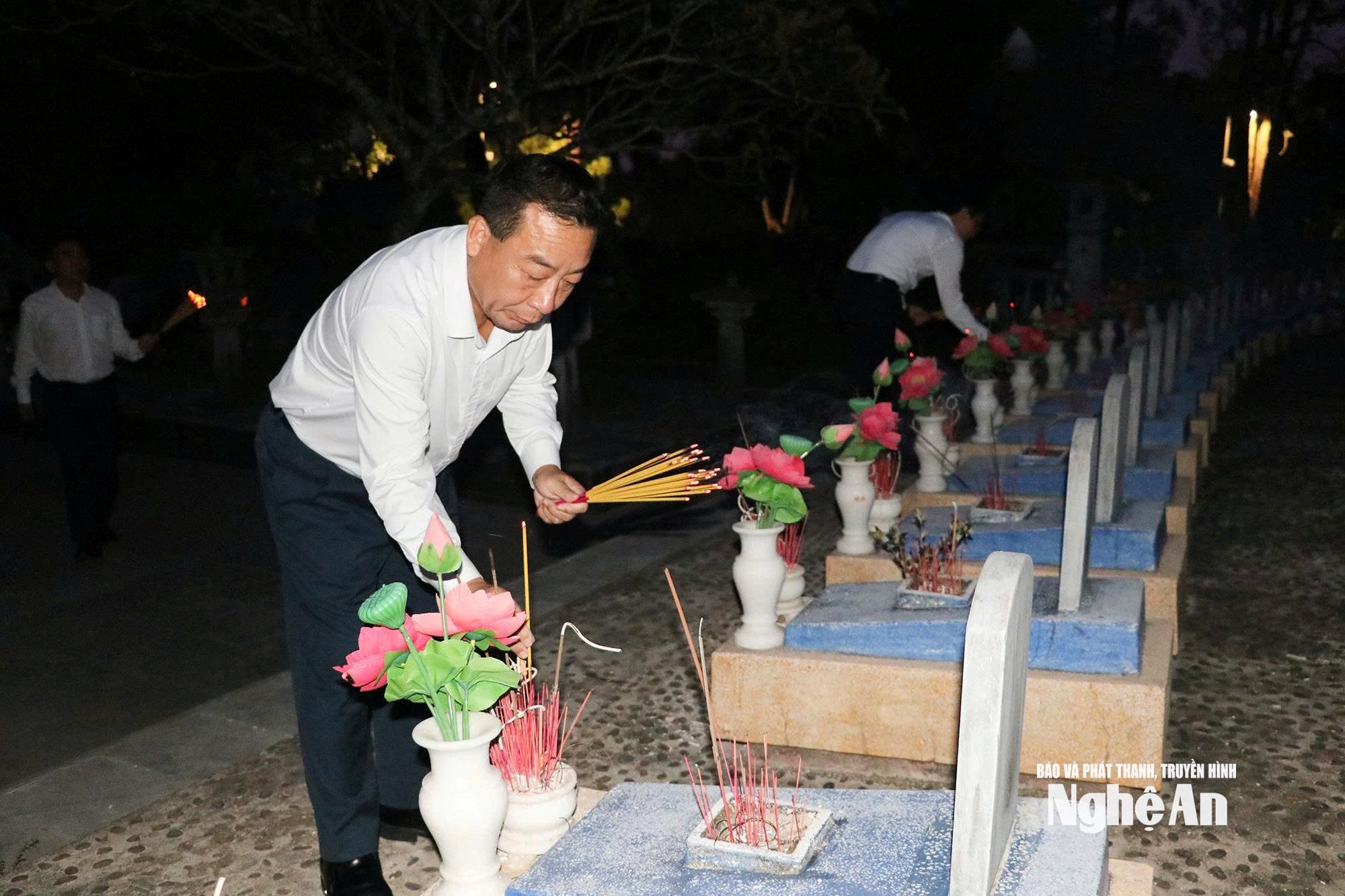 Le vice-président du Comité populaire provincial, Nguyen Van De, a brûlé de l'encens sur les tombes des martyrs.