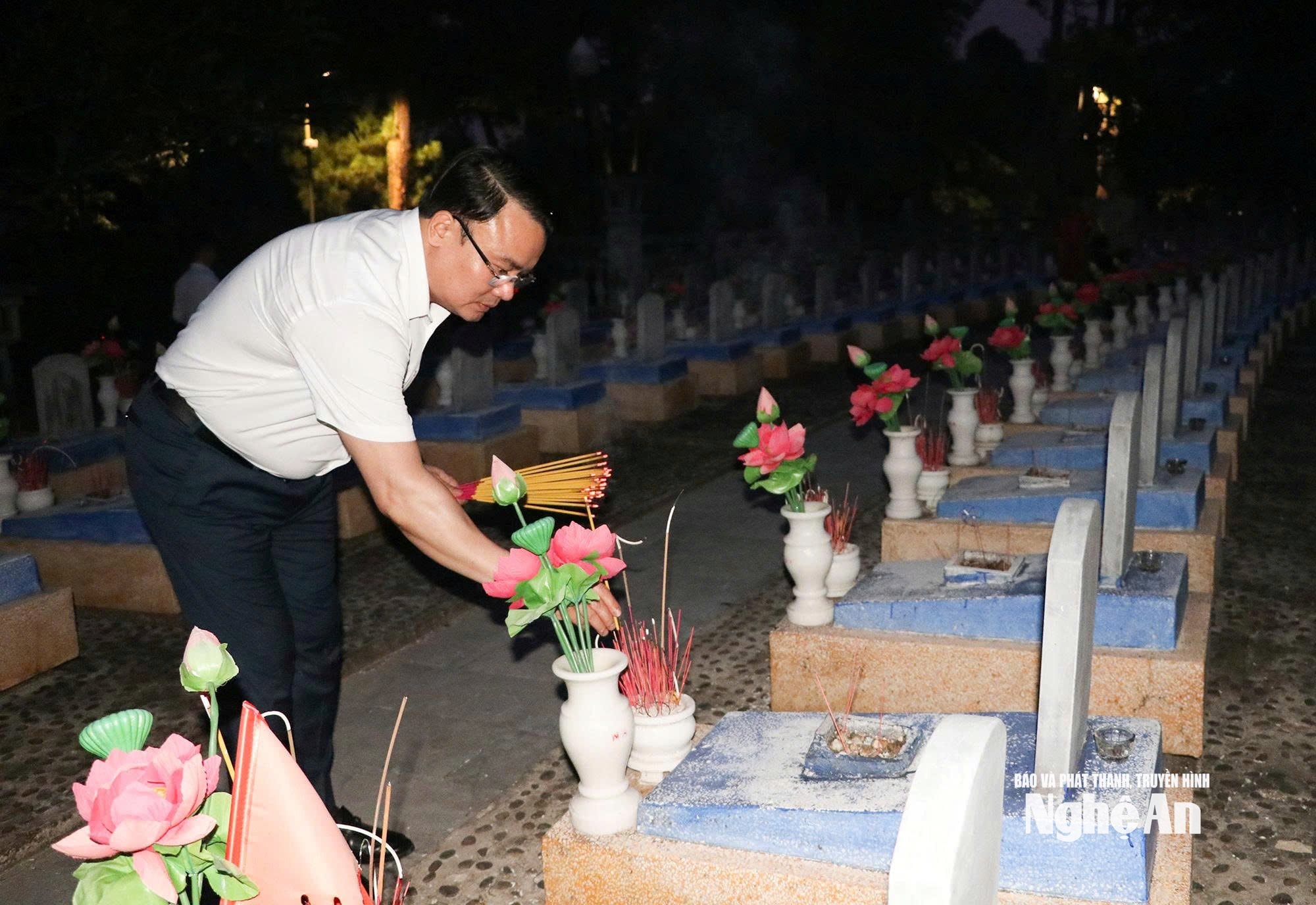 Le vice-président du Comité populaire provincial, Phung Thanh Vinh, a brûlé de l'encens sur les tombes des martyrs.